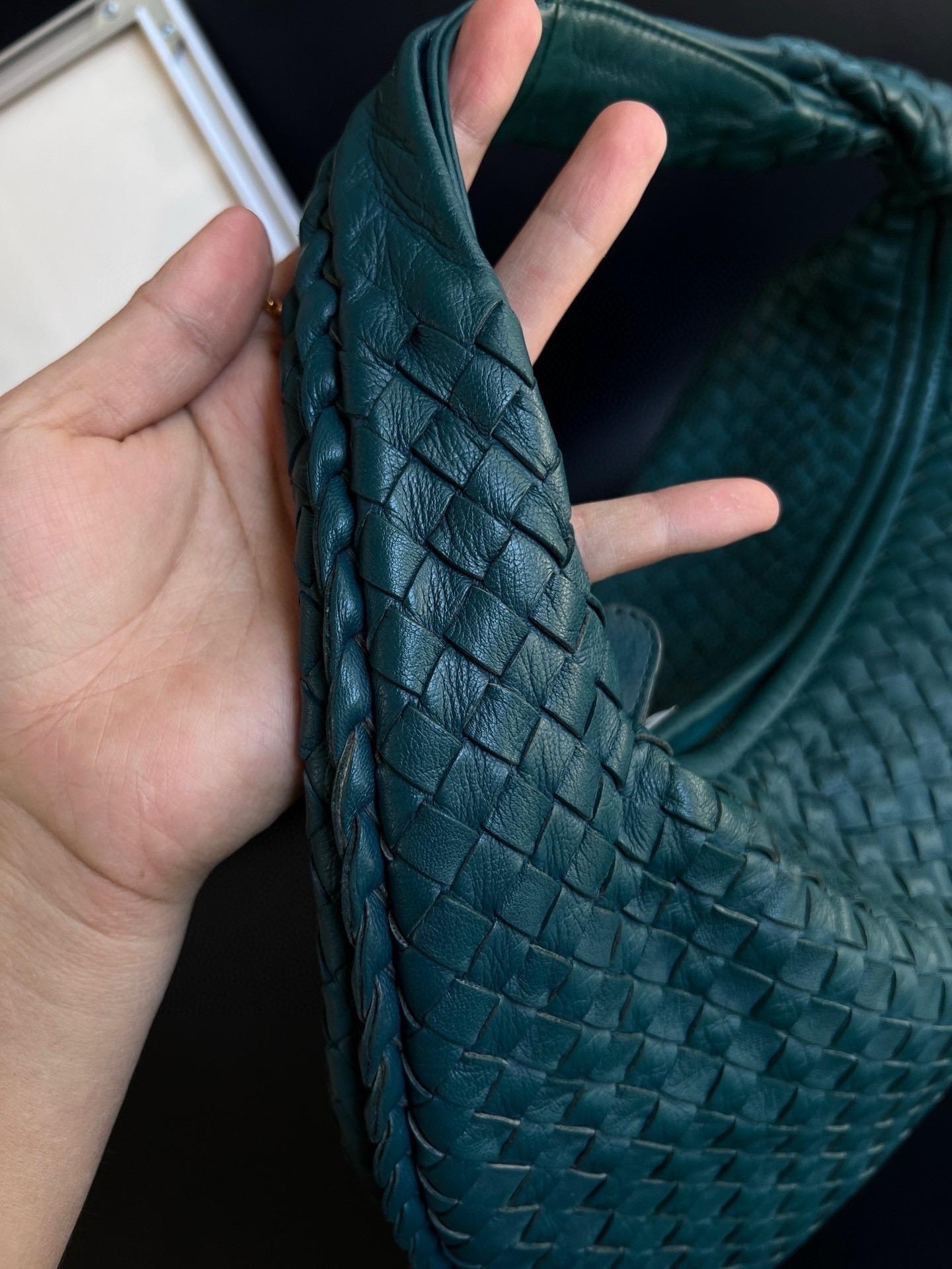 Sac hobo Bottega Veneta en cuir d'agneau vert sarcelle 48 cm en vente 3