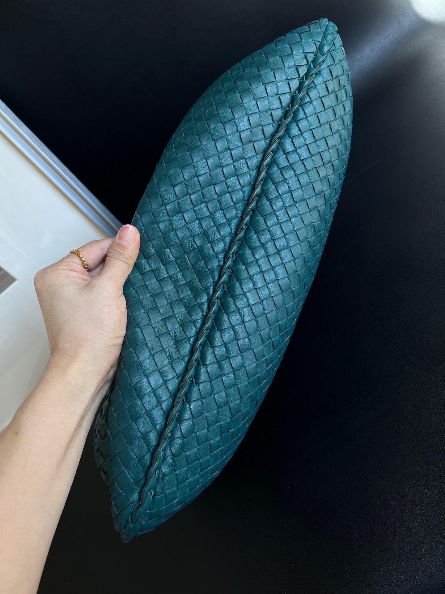 Sac hobo Bottega Veneta en cuir d'agneau vert sarcelle 48 cm en vente 4