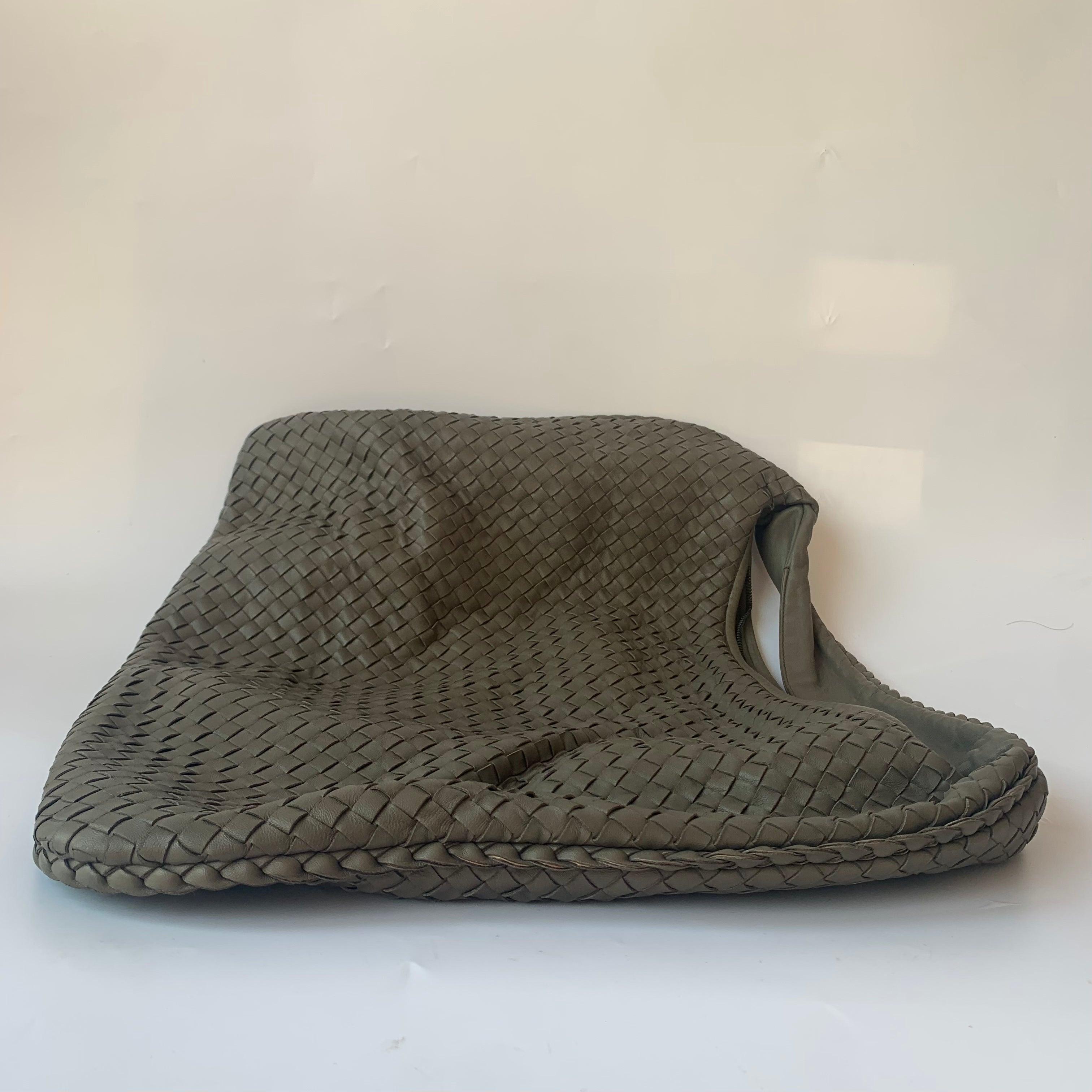 Bottega Veneta Hobo Bag Large Grey Lambskin leather 53cm For Sale 5