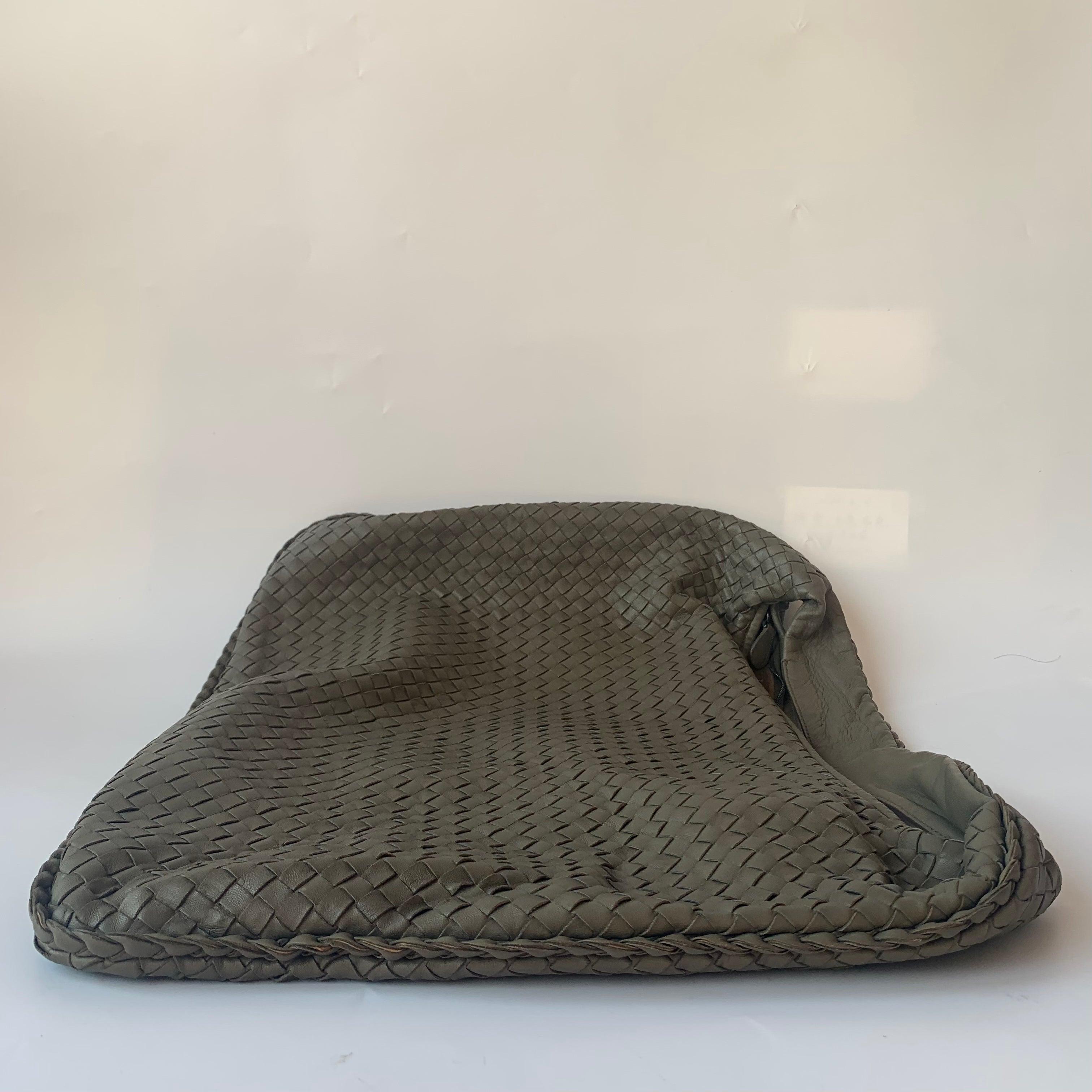 Bottega Veneta Hobo Bag Large Grey Lambskin leather 53cm For Sale 6