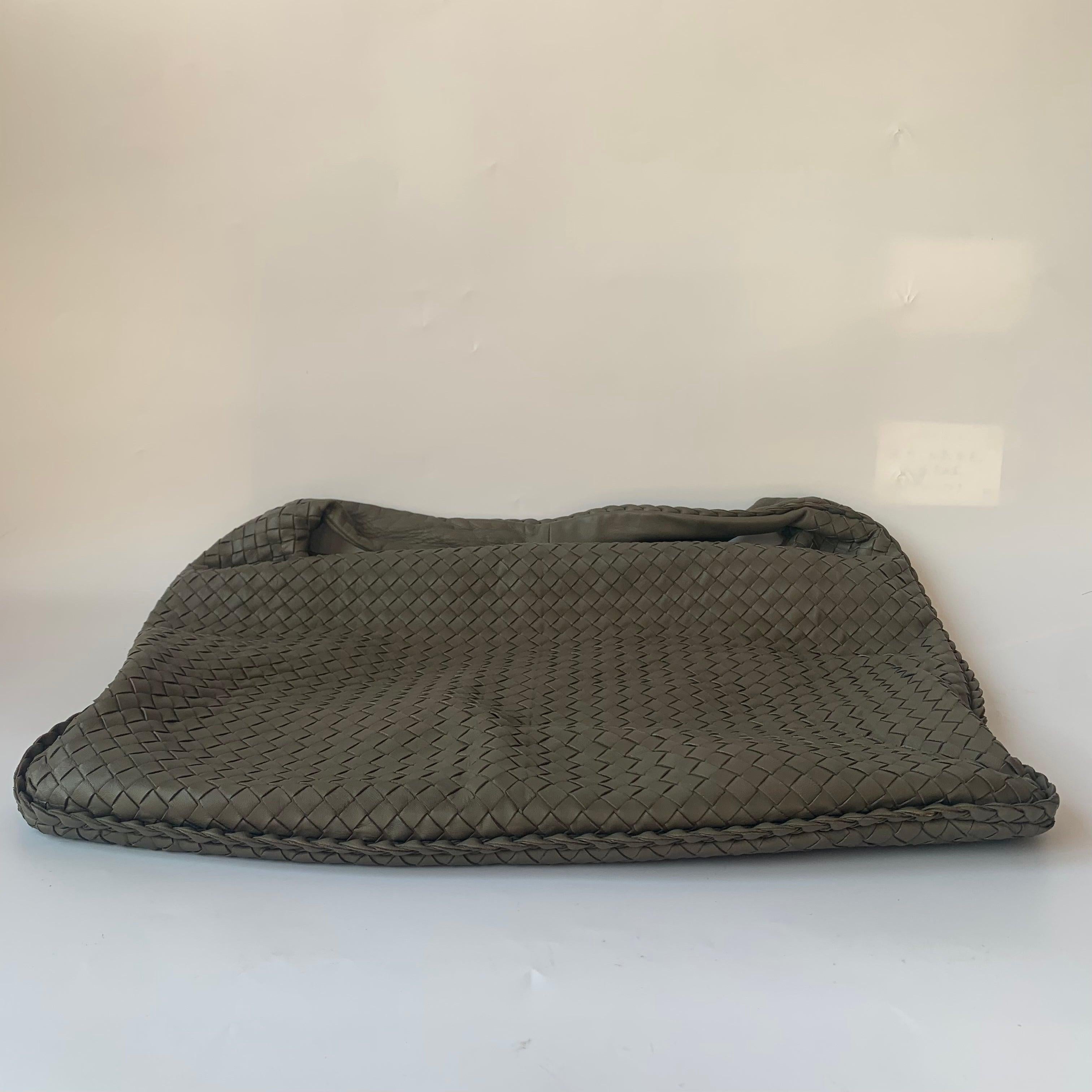 Bottega Veneta Hobo Bag Large Grey Lambskin leather 53cm For Sale 7