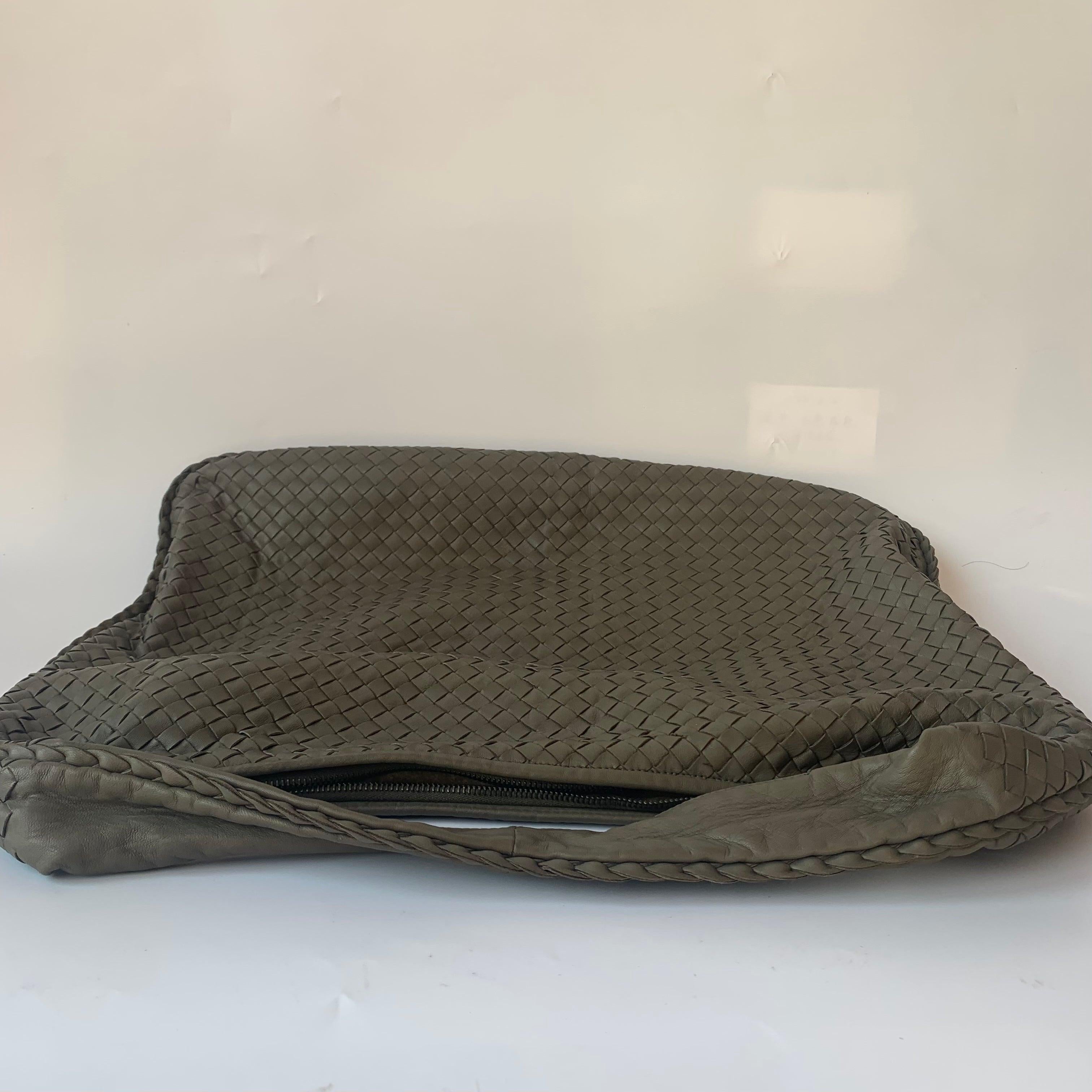 Bottega Veneta Hobo Bag Large Grey Lambskin leather 53cm For Sale 8