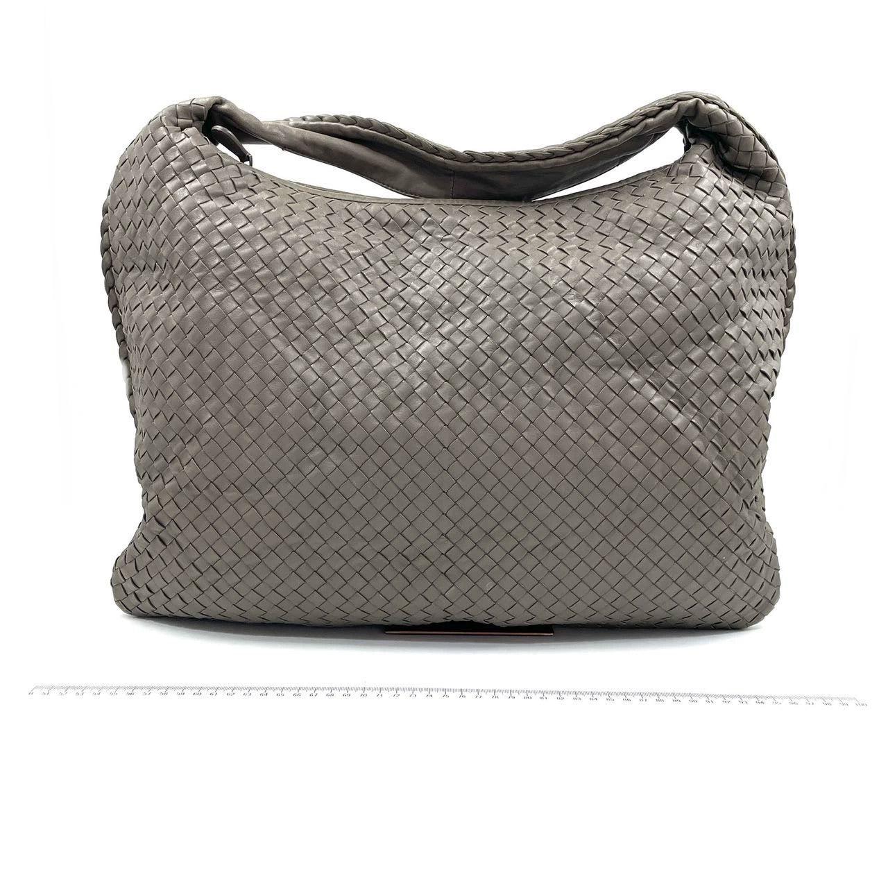 Bottega Veneta Hobo Bag Large Grey Lambskin leather 53cm
These are professional photos of the actual bag.
  Experience ultimate luxury with this Bottega Veneta Hobo Bag Large crafted from high quality leather. Featuring the iconic Intrecciato weave