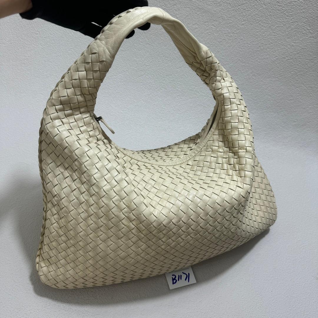 Bottega Veneta Hobo Bag Large Leather Milk White 47cm
These are professional photos of the actual bag.
  Experience ultimate luxury with this Bottega Veneta Hobo Bag Large in stunning rare teal color. Featuring the iconic Intrecciato weave, this bag