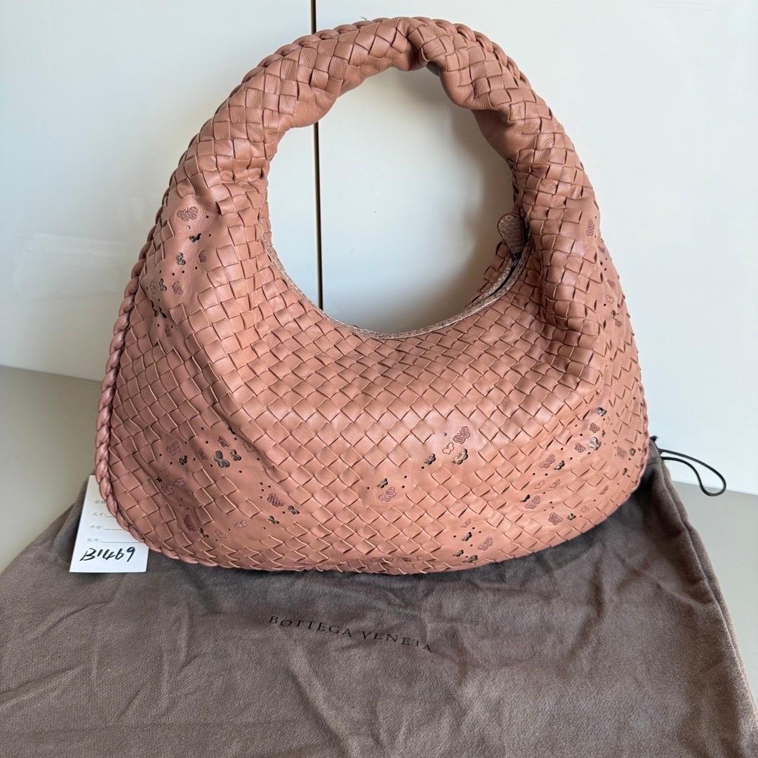 Diese Sonderausgabe der Bottega Veneta-Tasche ist mit Schmetterlingsgravuren und Ausschnitten versehen. Neueres Design mit dickem Schulterpolster

Zustand: NIE GEBRAUCHT

DETAILS:

Bottega Veneta
Veneta
Größe: Klein/Mittel
Abmessungen: Breite 40cm,