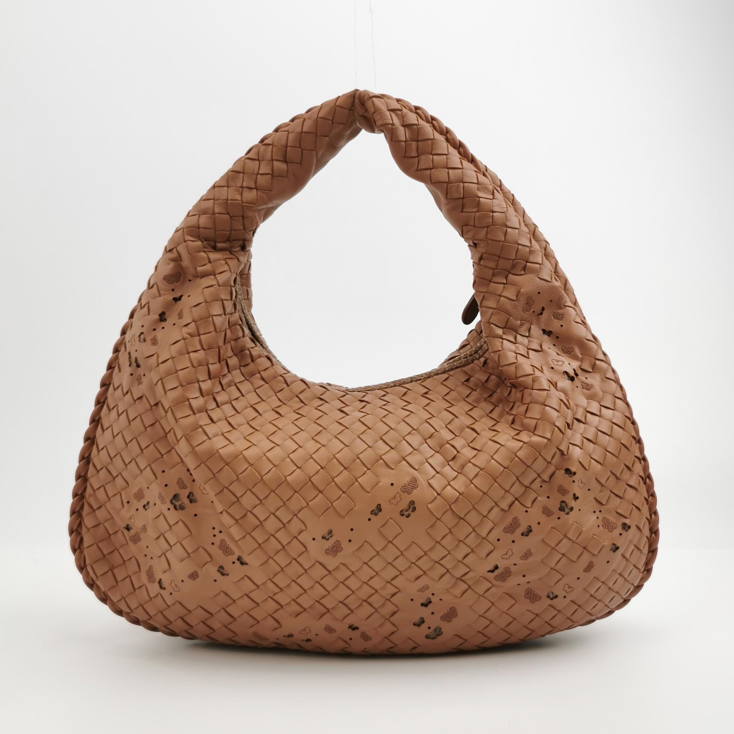 Bottega Veneta Sac Hobo en cuir Beige Small 40cm Butterfly Cutout Neuf - En vente à AUBERVILLIERS, FR