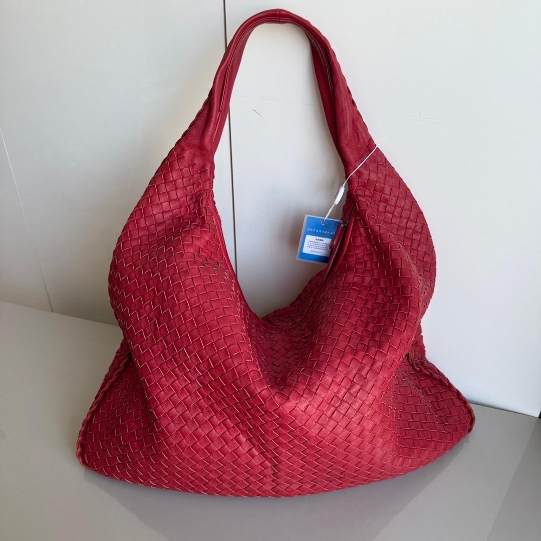 These are professional photos of the actual bag.
 Experience ultimate luxury with this Bottega Veneta Hobo Bag Large in luxurious lambskin leather. Featuring the iconic Intrecciato weave and measuring 51cm wide at the base, this bag offers ample