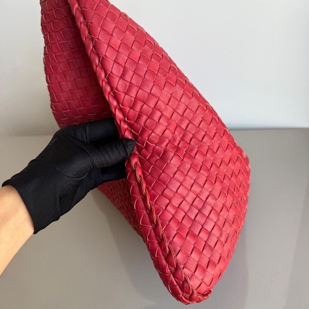 Women's Bottega Veneta Hobo Maxi Dark Red leather 51cm For Sale