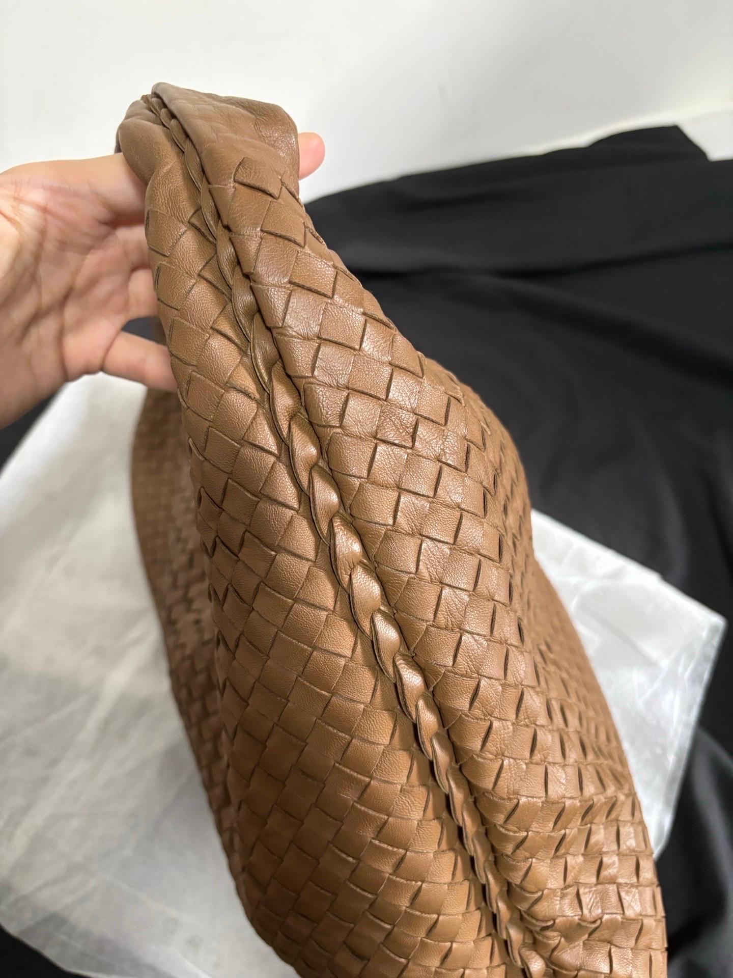 Bottega Veneta Hobo Maxi Milk Chocolate Pelle Marrone 50cm in vendita 11