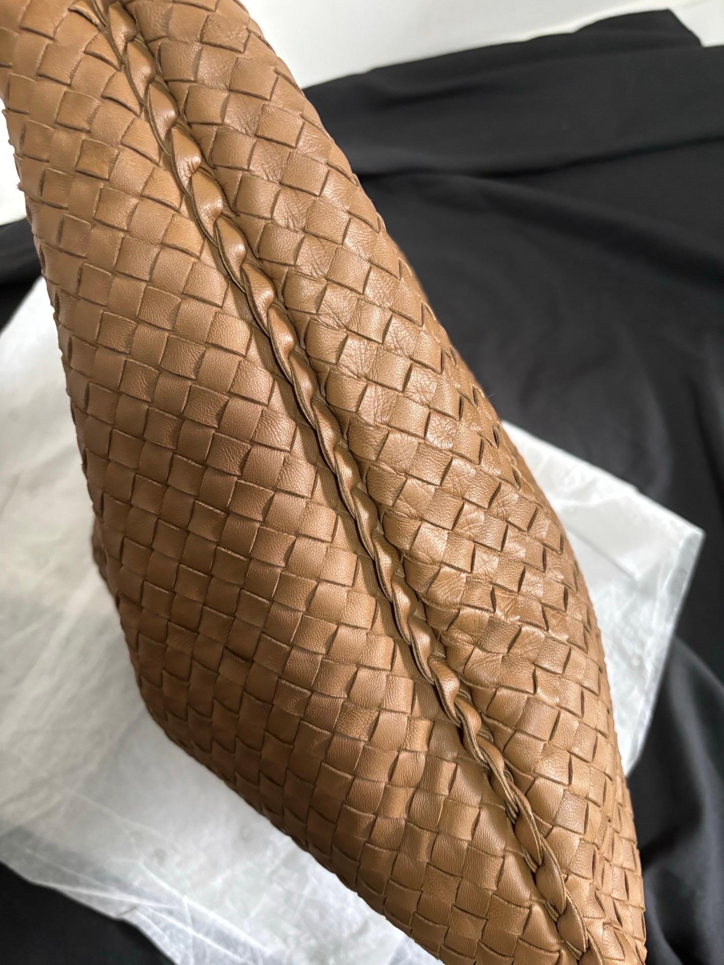 Bottega Veneta Hobo Maxi Milk Chocolate Pelle Marrone 50cm in vendita 13