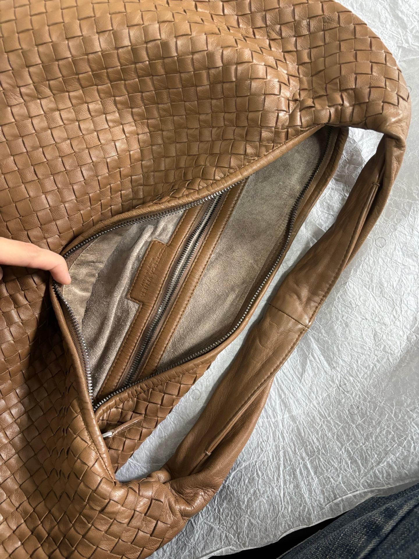 Bottega Veneta Hobo Maxi Milk Chocolate Pelle Marrone 50cm in vendita 1