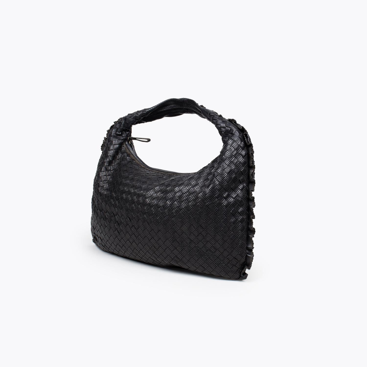 Black Intrecciato leather Bottega Veneta hobo medium Fringe with

– Silver-tone hardware
– Single flat shoulder strap
– Tonal fringe trim at exterior
– Taupe suede lining
– Dual pockets at interior walls; one with zip closure and zip closure at