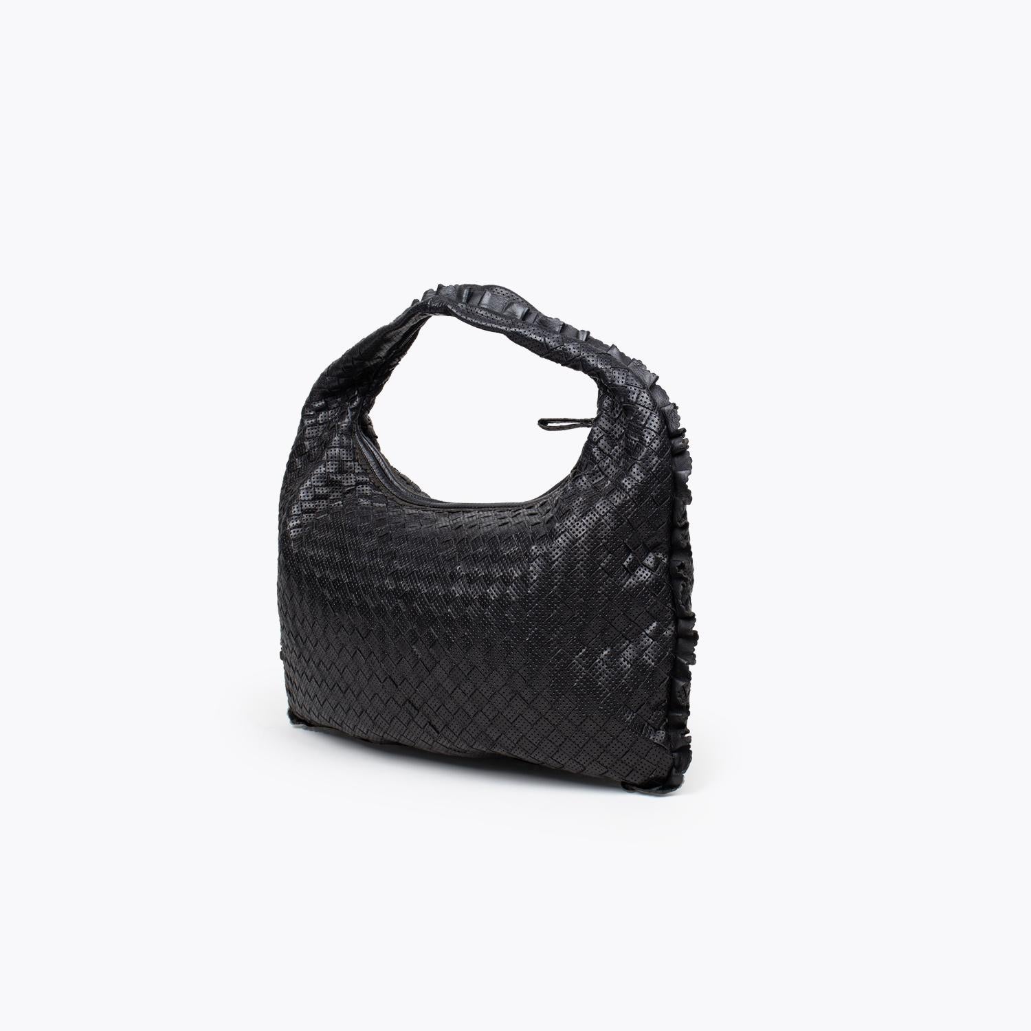 Bottega Veneta Hobo Medium Shoulder Bag In Good Condition For Sale In Sundbyberg, SE