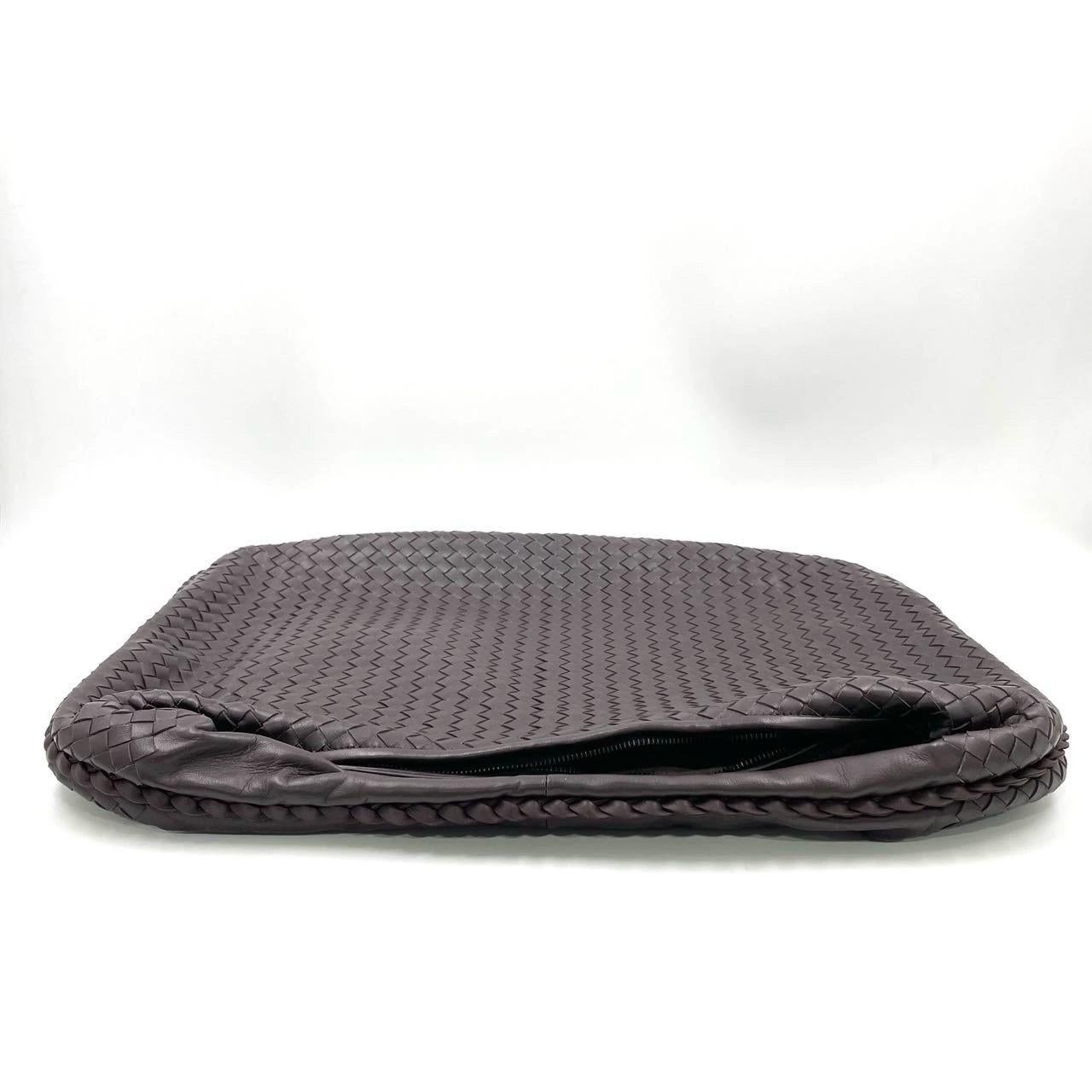 Bottega Veneta HoboMaxi Dark Chocolate Brown leather 51cm
 These are professional photos of the actual bag.
 Experience ultimate luxury with this Bottega Veneta Hobo Bag Large in rich chocolate brown lambskin leather. Featuring the iconic