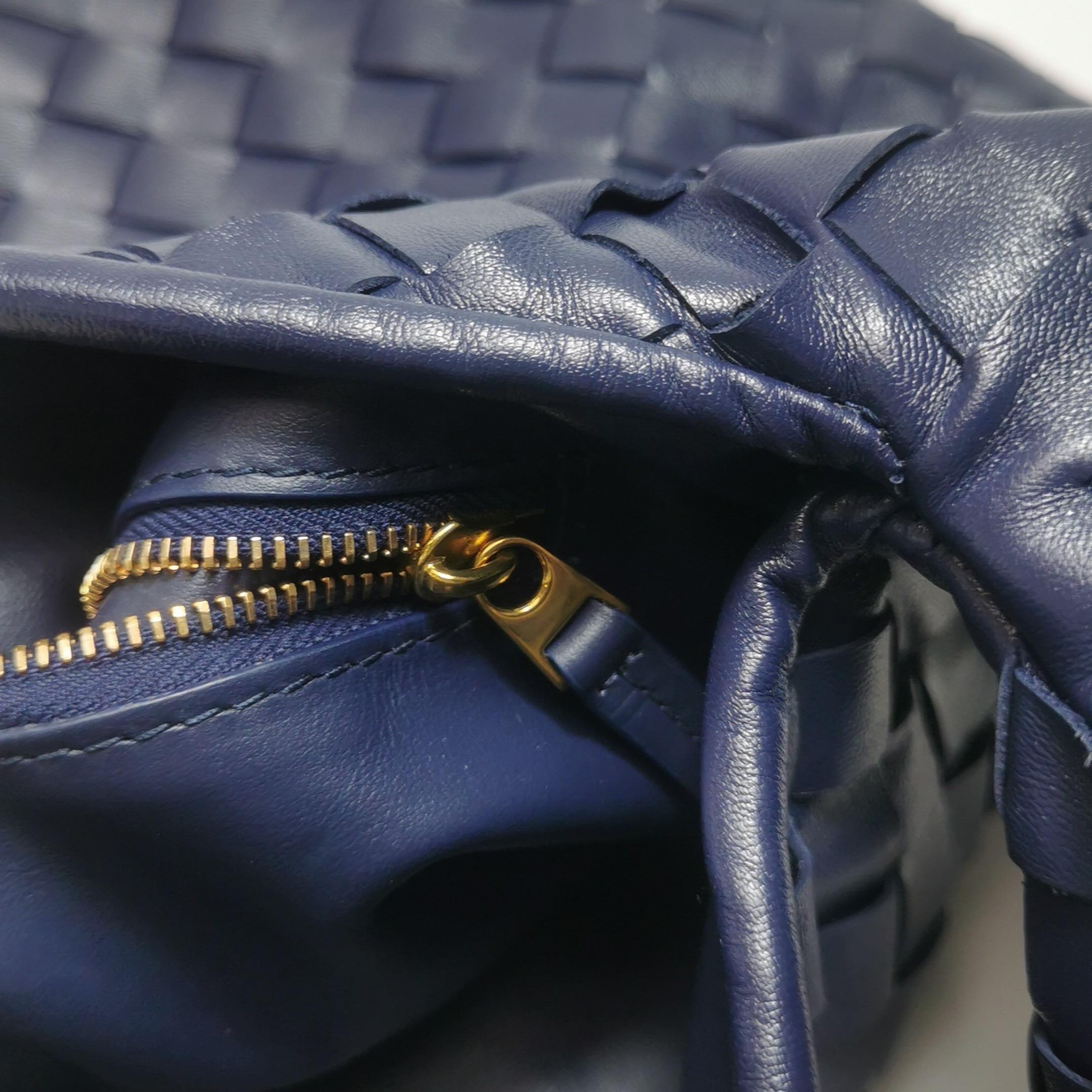 Bottega Veneta Hop Hobo Medio in pelle Navy 46cm in vendita 5