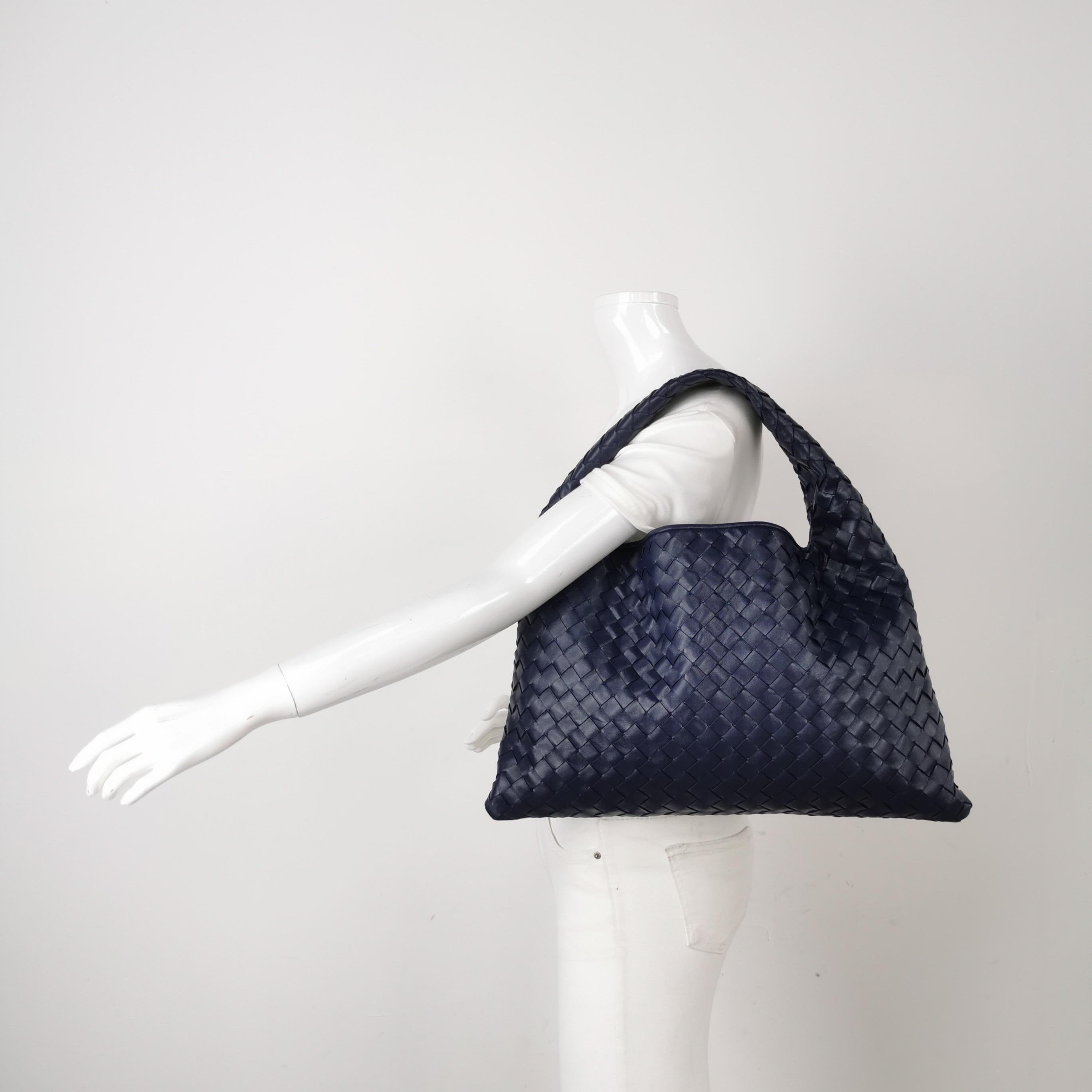 This Bottega Veneta Veneta Bag is an exceptional piece of luxury, crafted from iconic lambskin leather with the instantly recognizable Intrecciato weave. This bag is roomy enough for all your essentials, it's the perfect accessory for stylish and