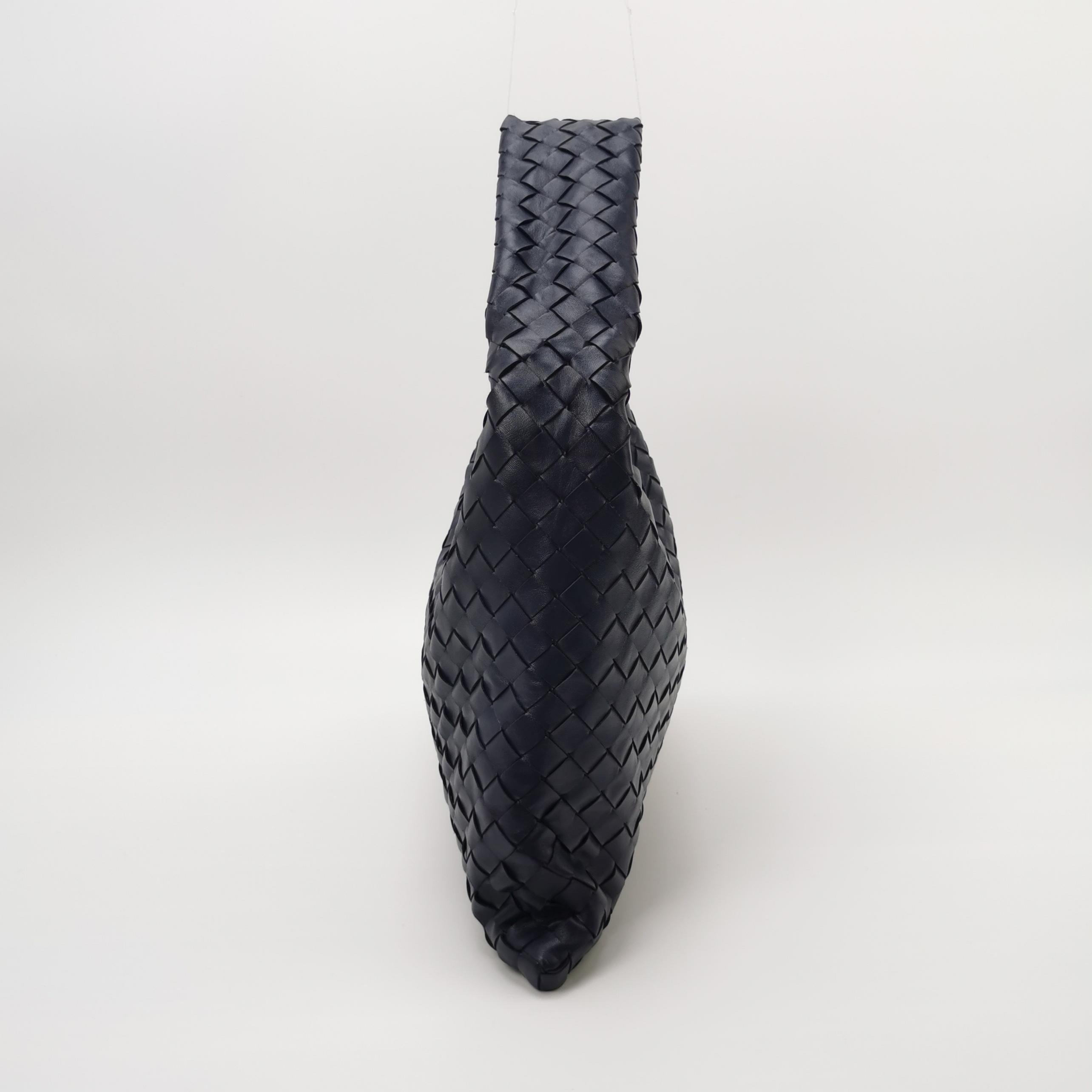 Donna Bottega Veneta Hop Hobo Medio in pelle Navy 46cm in vendita