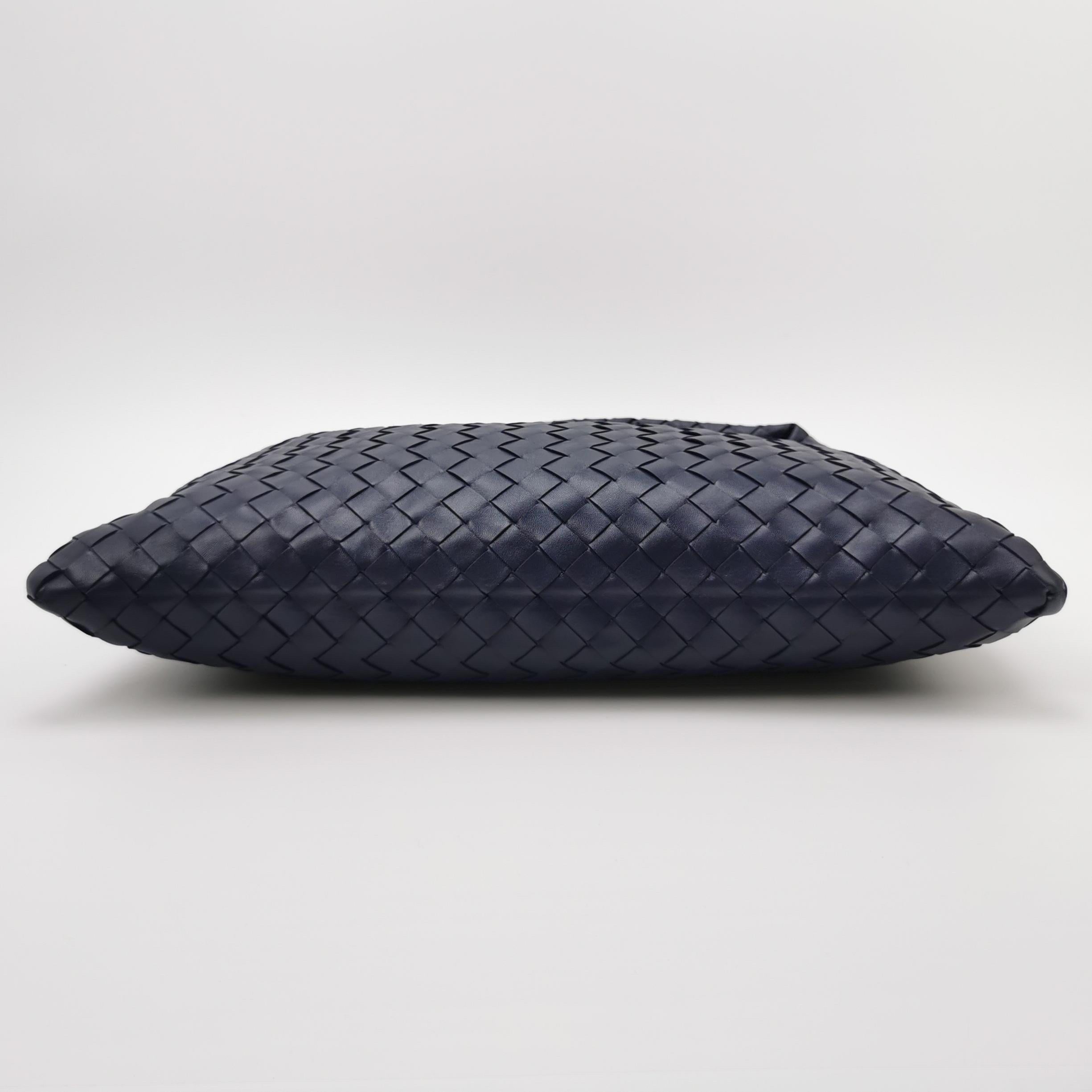 Bottega Veneta Hop Hobo Medio in pelle Navy 46cm in vendita 1