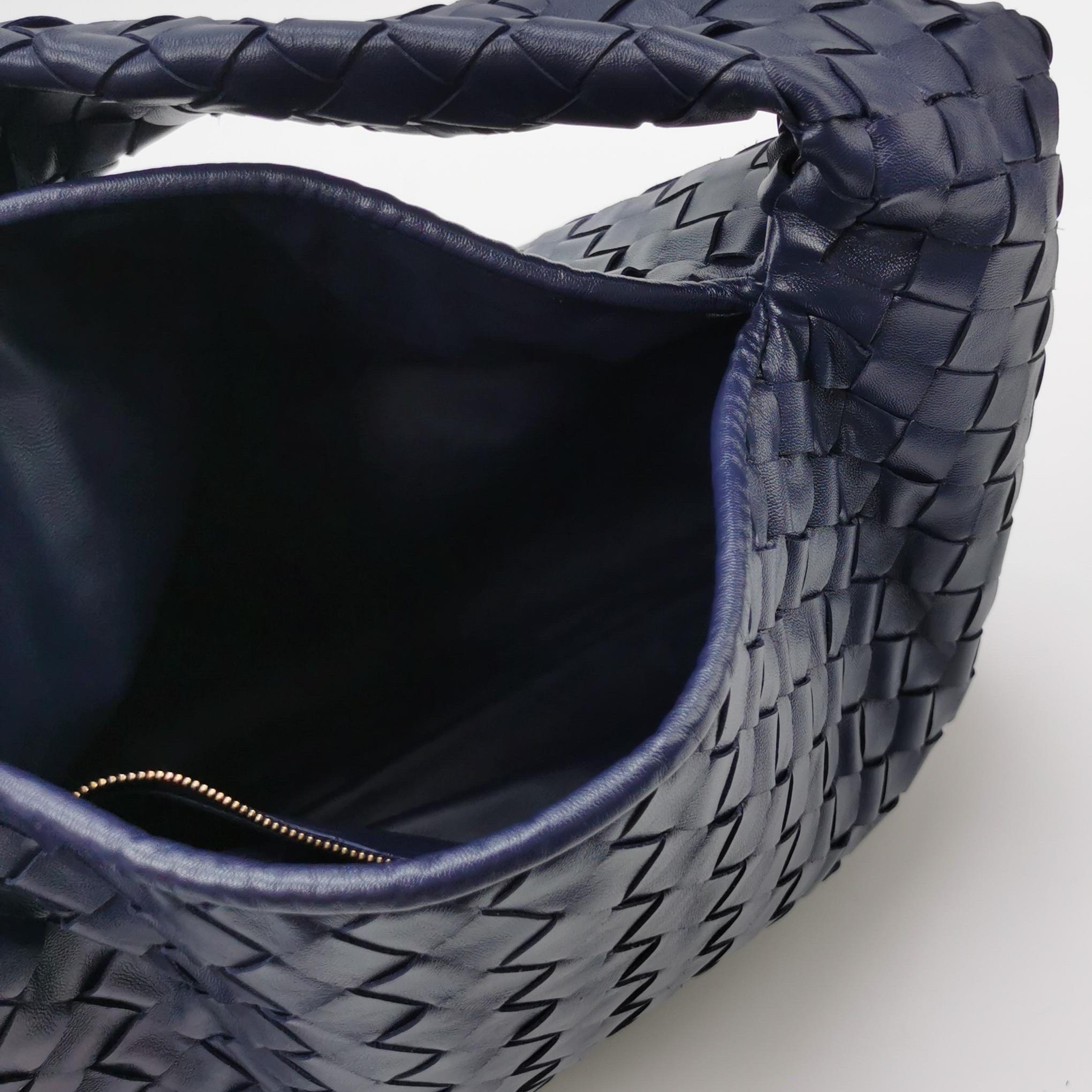 Bottega Veneta Hop Hobo Medio in pelle Navy 46cm in vendita 2