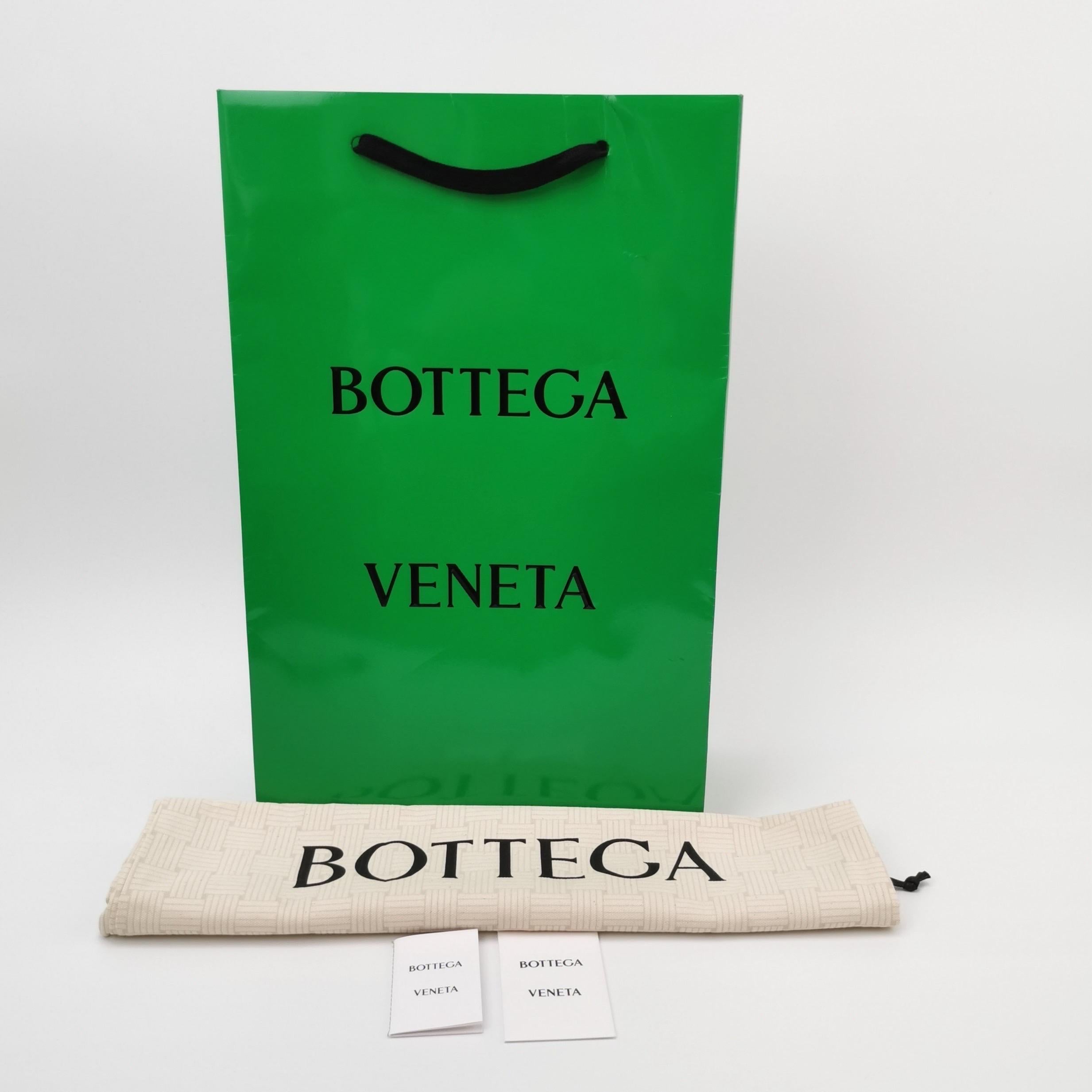 Bottega Veneta Hop Hobo Medio in pelle Navy 46cm in vendita 3