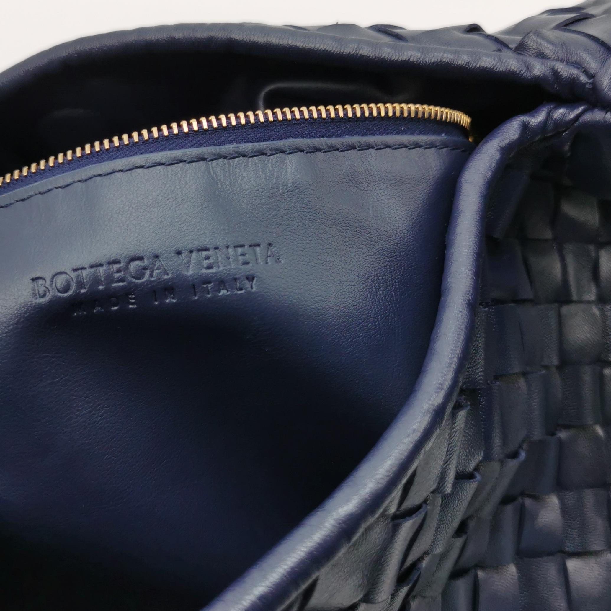Bottega Veneta Hop Hobo Medio in pelle Navy 46cm in vendita 4