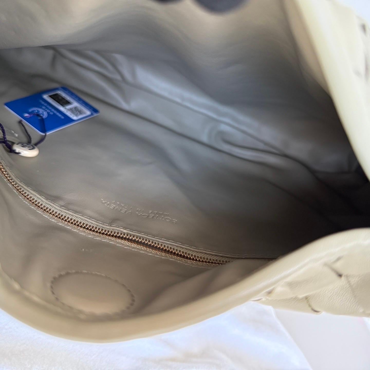 Bottega Veneta Hop Hobo Kleine Intrecciato Leder Travertin Grün 40cm im Angebot 5