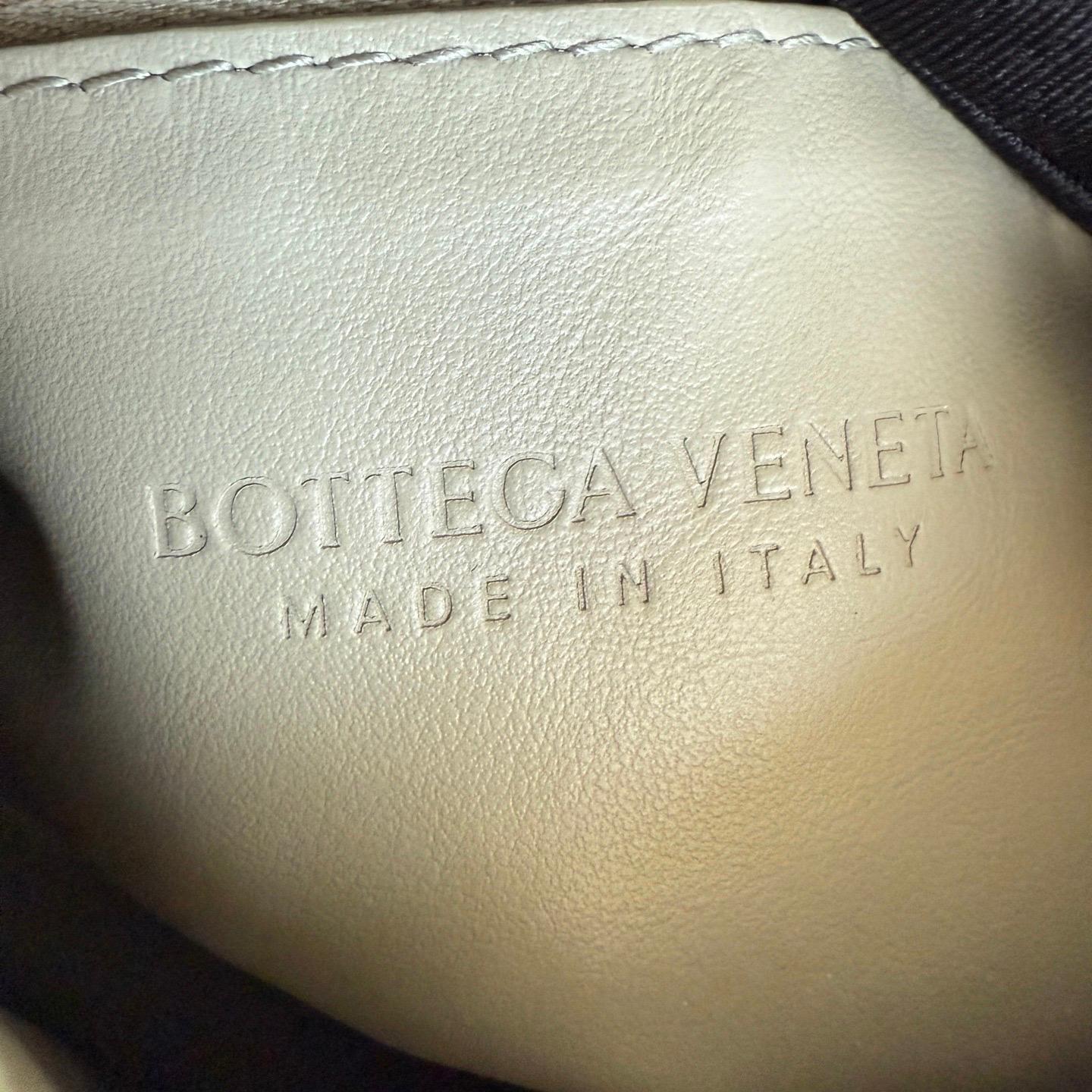 Bottega Veneta Hop Hobo Kleine Intrecciato Leder Travertin Grün 40cm im Angebot 7