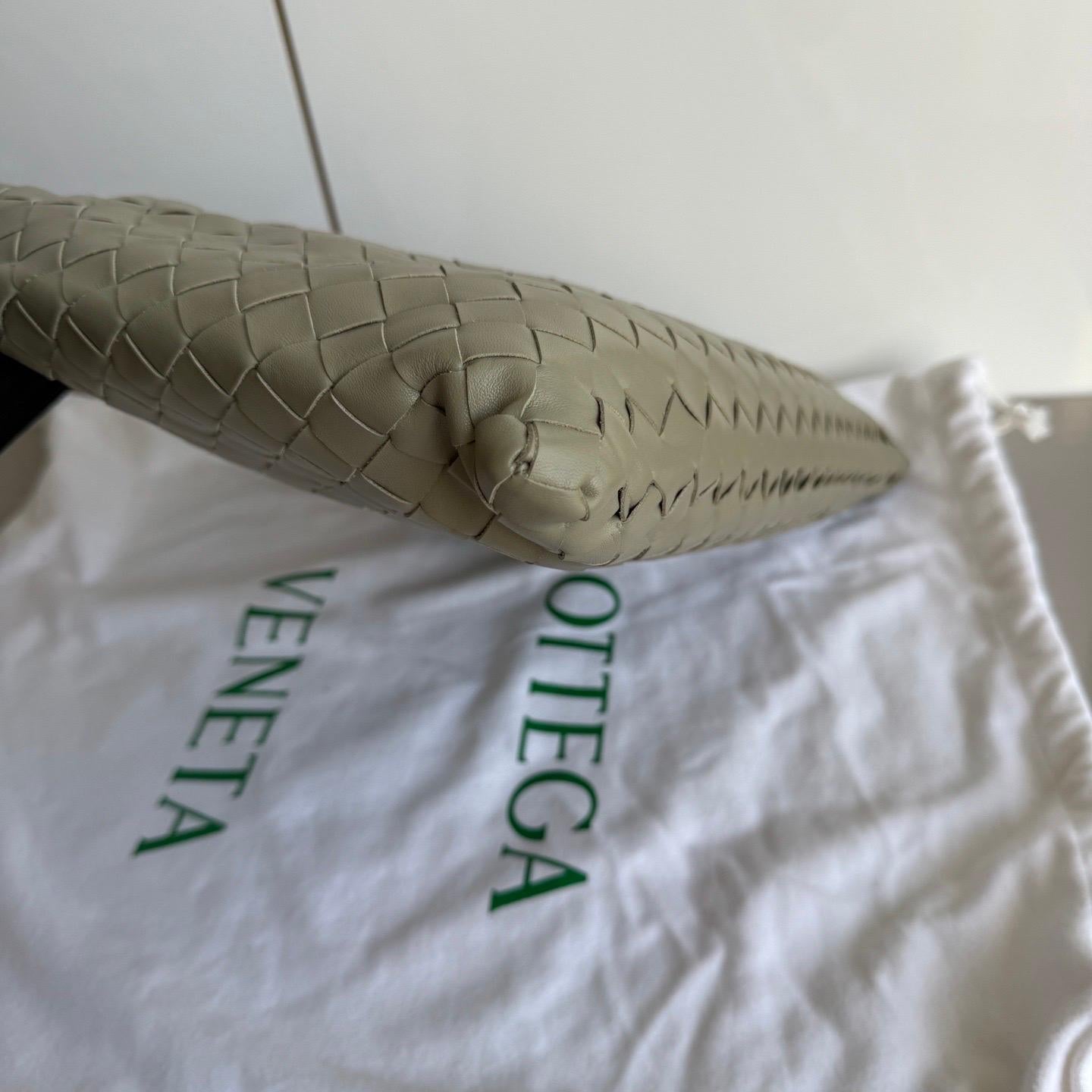 Bottega Veneta Hop Hobo Kleine Intrecciato Leder Travertin Grün 40cm im Angebot 9