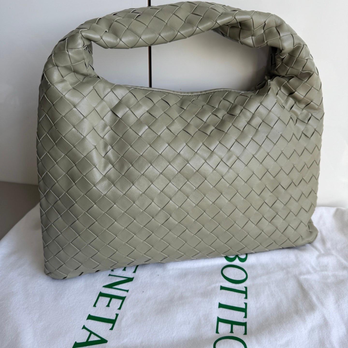 Diese Bottega Veneta Veneta Tasche ist ein außergewöhnliches Stück Luxus, gefertigt aus dem kultigen Lammleder mit dem unverkennbaren Intrecciato-Gewebe. Diese Tasche ist geräumig genug für alles, was Sie brauchen. Sie ist das perfekte Accessoire