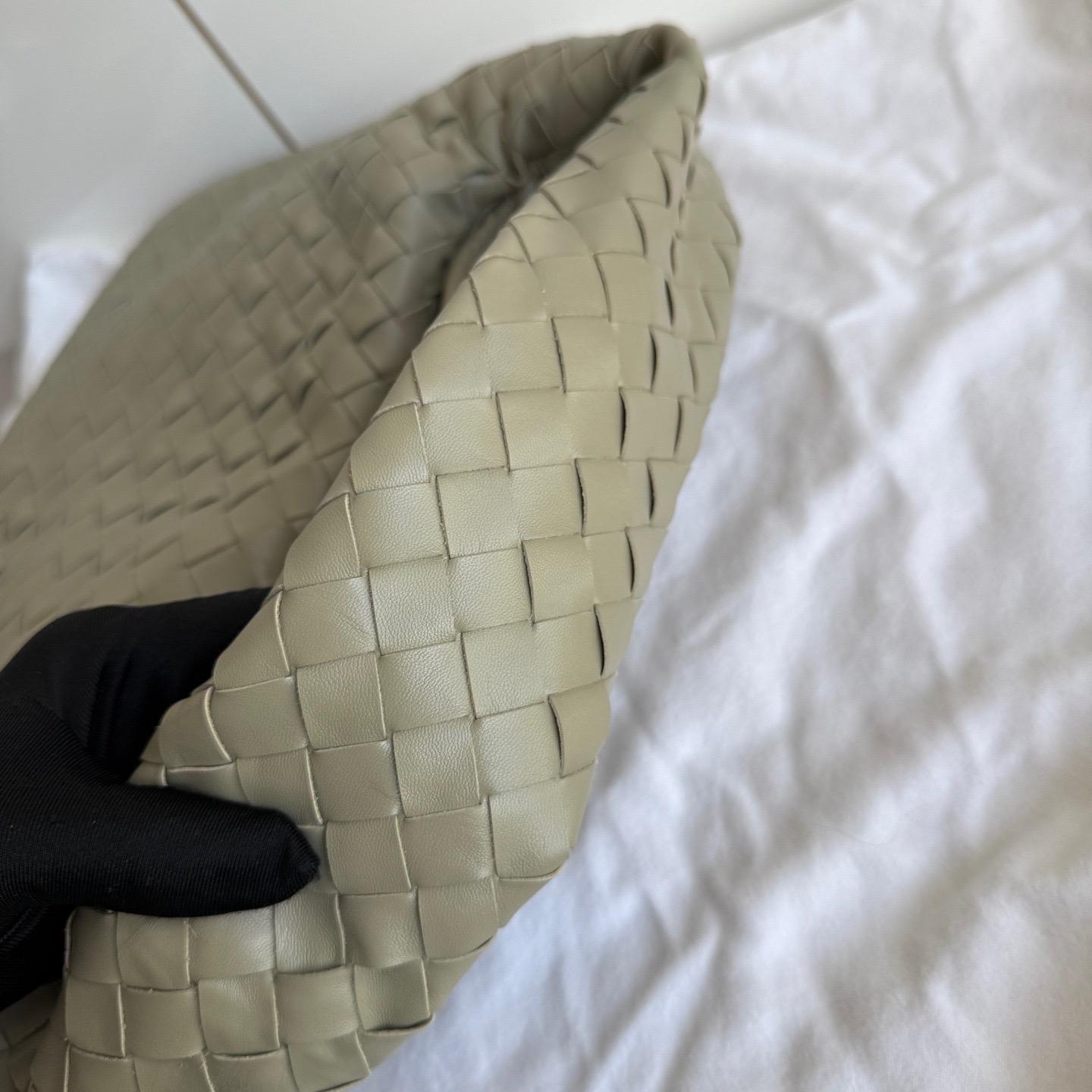 Bottega Veneta Hop Hobo Kleine Intrecciato Leder Travertin Grün 40cm (Grau) im Angebot