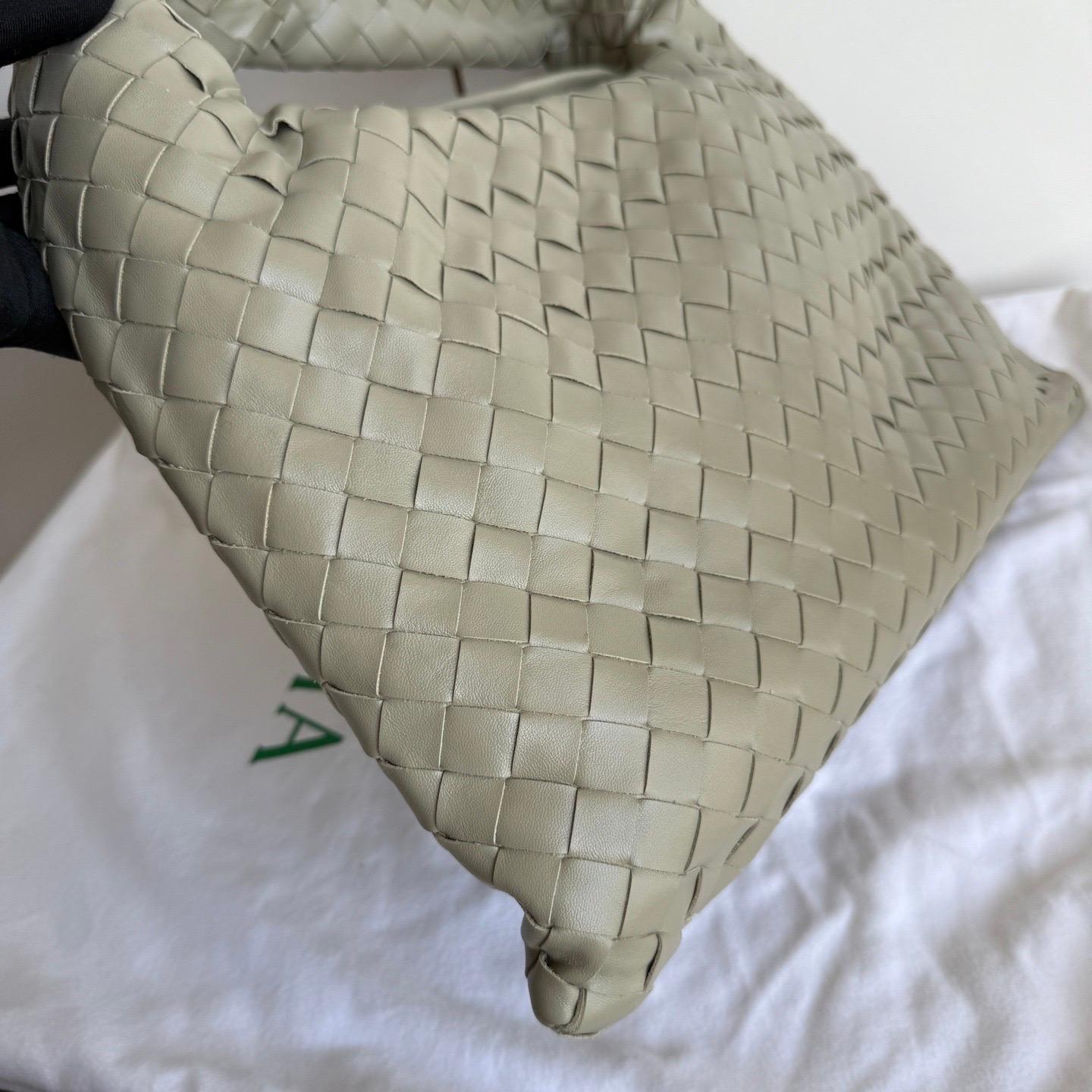 Bottega Veneta Hop Hobo Kleine Intrecciato Leder Travertin Grün 40cm im Zustand „Neu“ im Angebot in AUBERVILLIERS, FR