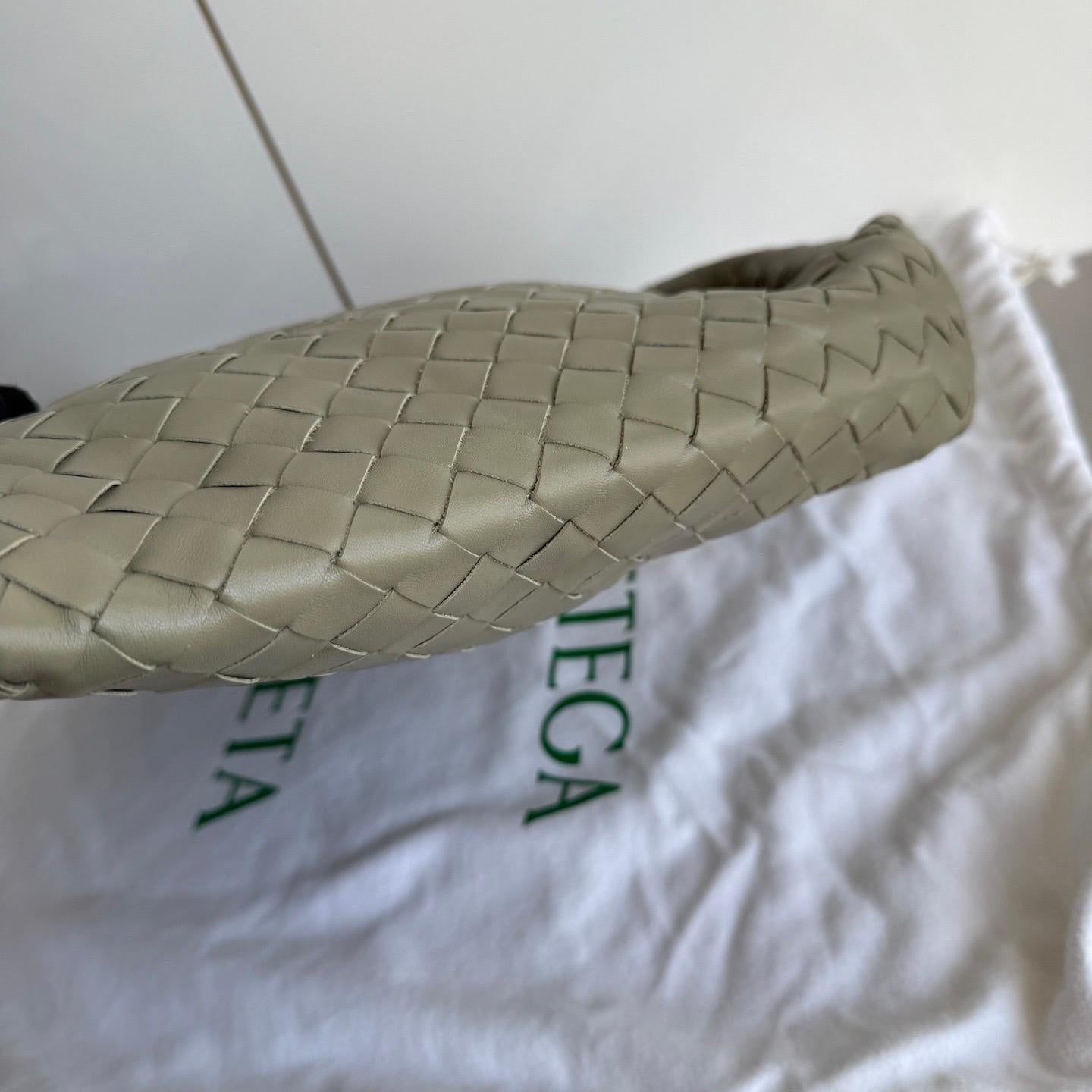 Bottega Veneta Hop Hobo Kleine Intrecciato Leder Travertin Grün 40cm im Angebot 2