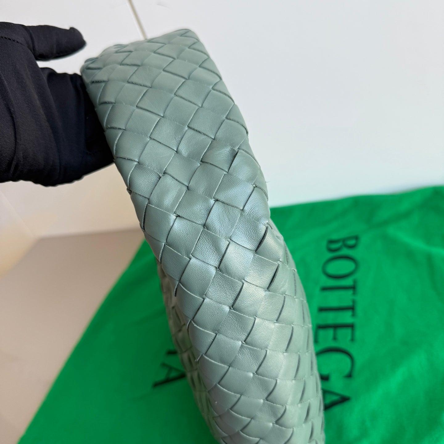 Bottega Veneta Hop Hobo Piccolo in pelle Aloe Vera Verde in vendita 5