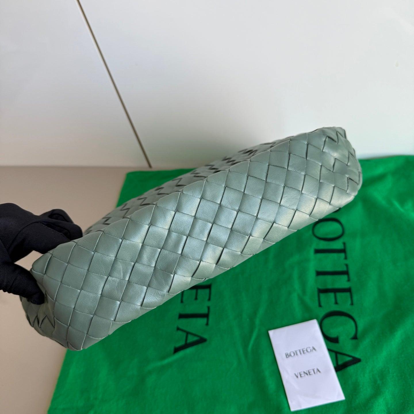 Bottega Veneta Hop Hobo Piccolo in pelle Aloe Vera Verde
 Queste sono foto professionali della borsa vera e propria.
 Questa borsa Bottega Veneta è un pezzo di lusso eccezionale, realizzato con l'iconica pelle di agnello con l'inconfondibile trama