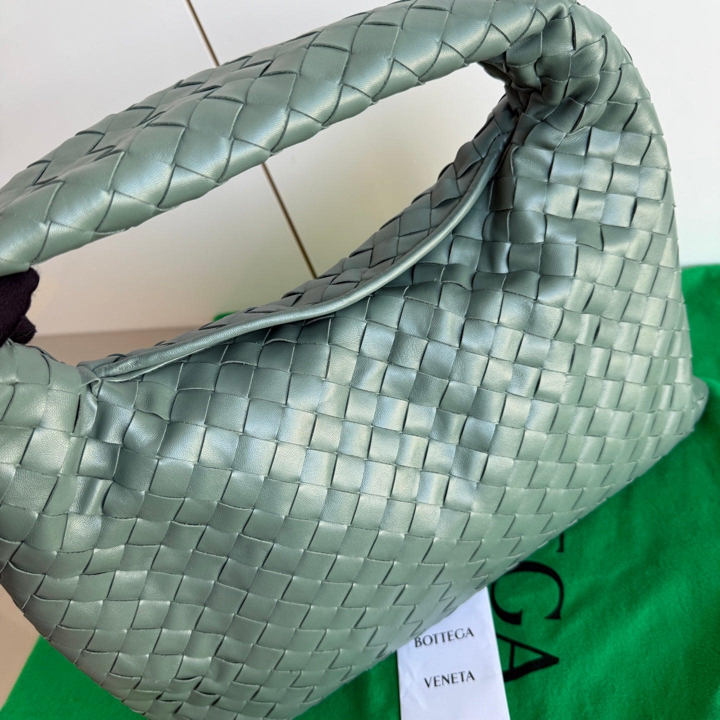 Grigio Bottega Veneta Hop Hobo Piccolo in pelle Aloe Vera Verde in vendita