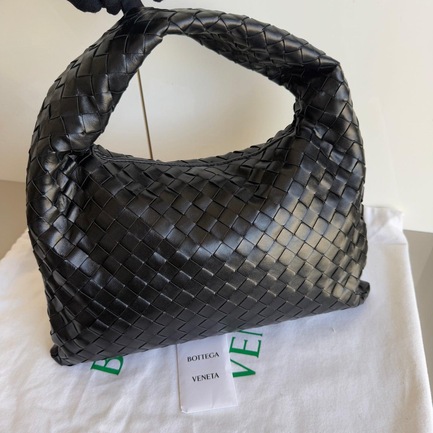 Bottega Veneta Hop Hobo petit cuir noir
 Il s'agit de photos professionnelles du sac.
 Ce sac Bottega Veneta est une pièce de luxe exceptionnelle, réalisée en cuir d'agneau emblématique avec le tissage Intrecciato immédiatement reconnaissable. Ce