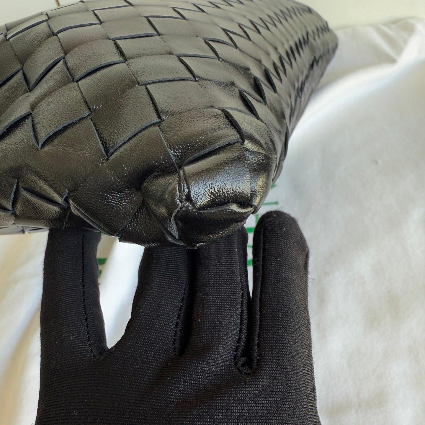 Bottega Veneta Hop Hobo petit cuir noir en vente 3