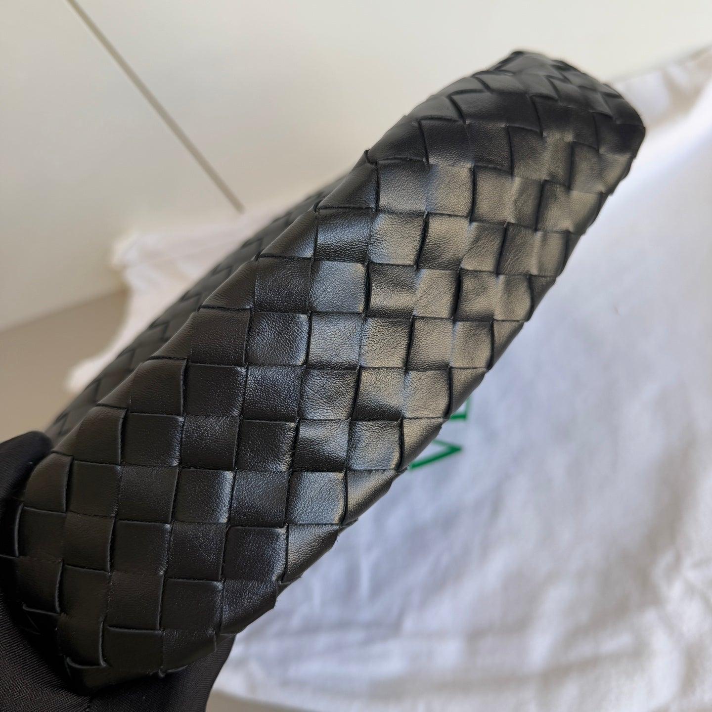 Bottega Veneta Hop Hobo petit cuir noir en vente 4
