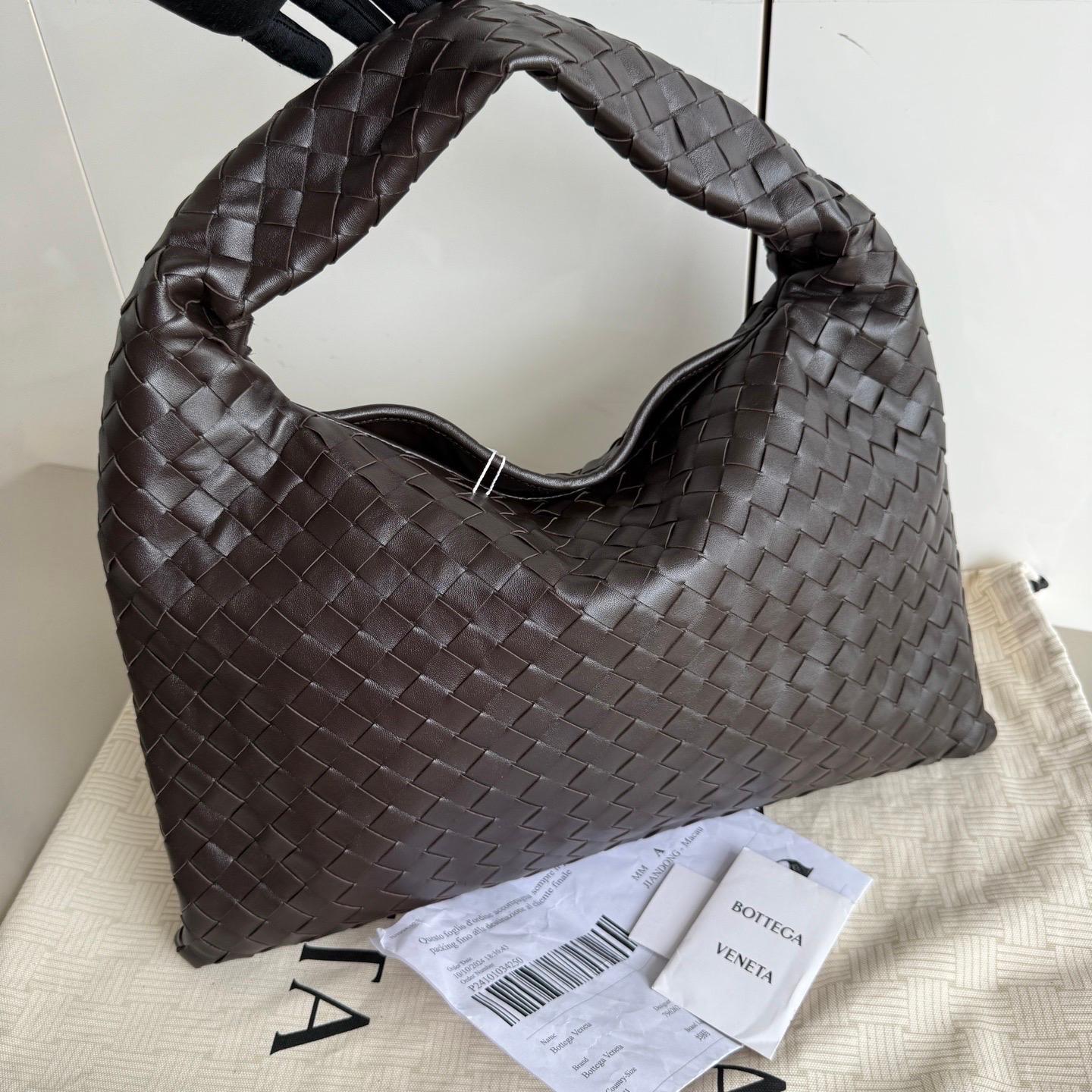 Bottega Veneta Hop Hobo Small Leather Chocolate Brown
These are professional photos of the actual bag.
This Bottega Veneta Veneta Bag is an exceptional piece of luxury, crafted from iconic lambskin leather with the instantly recognizable Intrecciato