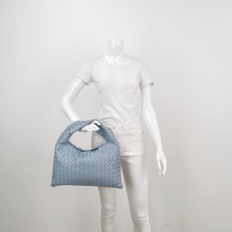 Bottega Veneta Hop Hobo Pequeña Piel Azul Bruma
 Estas son fotos profesionales de la bolsa real.
 Este Bolso Bottega Veneta Veneta es una pieza excepcional de lujo, confeccionada en la emblemática piel de cordero con el instantáneamente reconocible