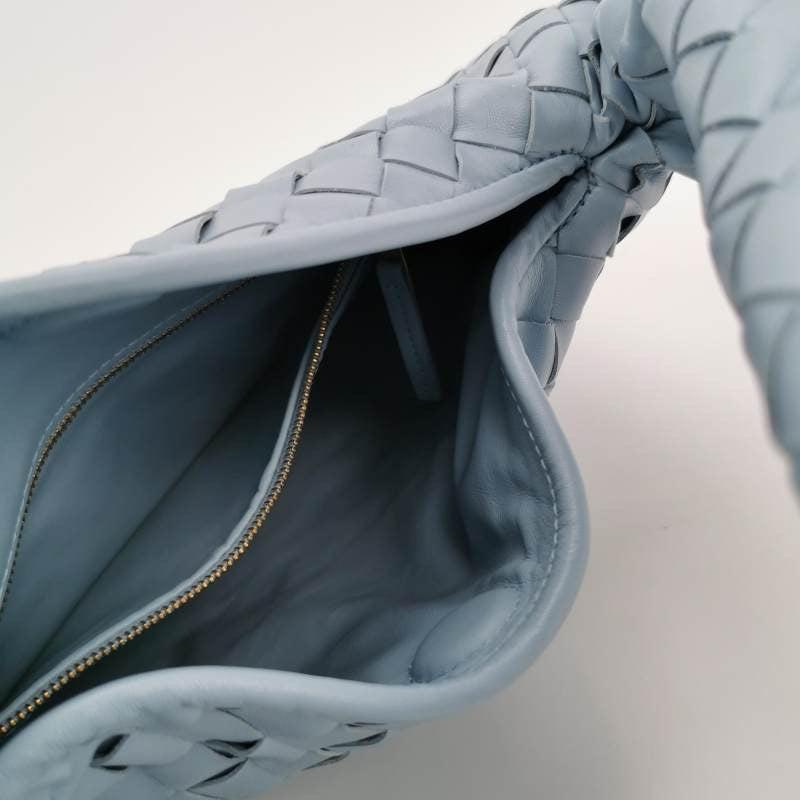 Bottega Veneta Hop Hobo Pequeña Piel Azul Bruma en Nuevo estado para la venta en AUBERVILLIERS, FR