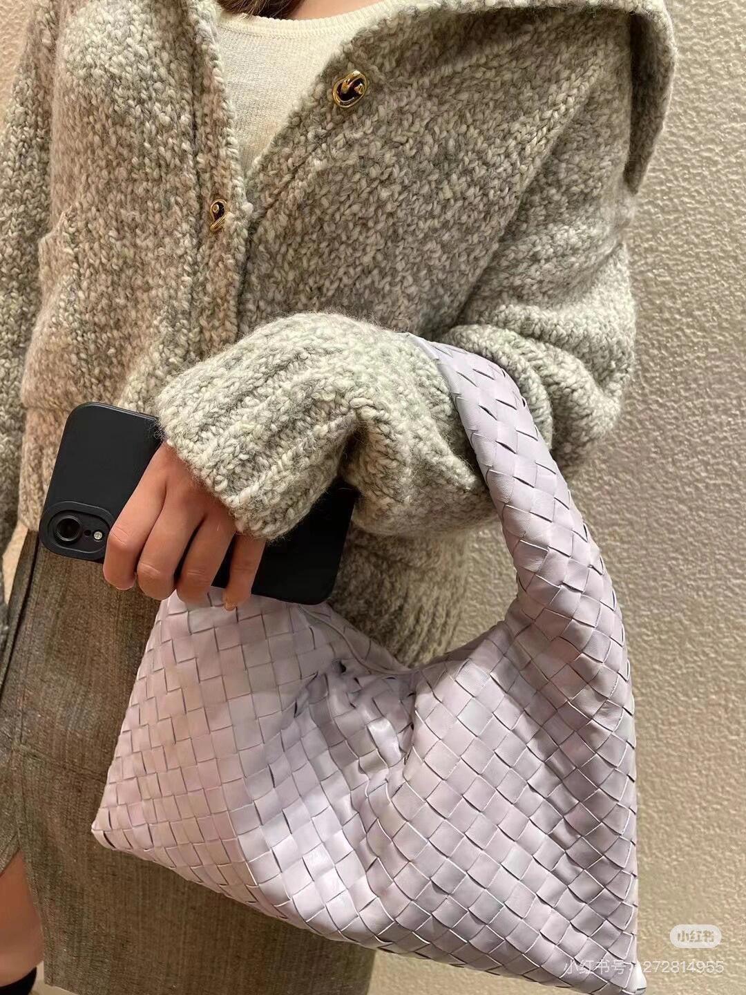 Bottega Veneta Hop Hobo Small Leather Oyster Purple
These are professional photos of the actual bag.
This Bottega Veneta Veneta Bag is an exceptional piece of luxury, crafted from iconic lambskin leather with the instantly recognizable Intrecciato