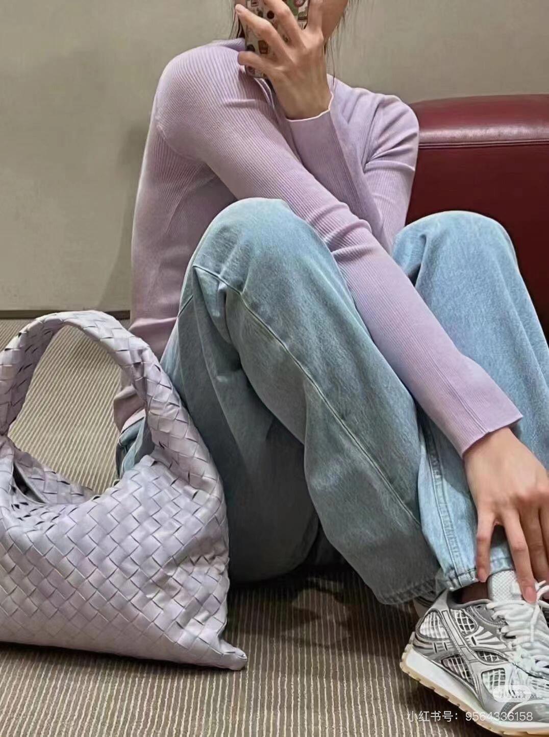 Bottega Veneta Hop Hobo Small Leather Oyster Purple In Excellent Condition In AUBERVILLIERS, FR