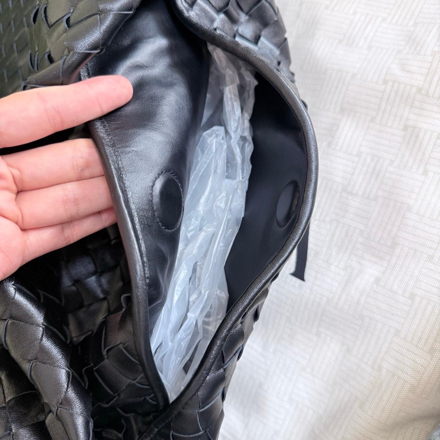 Bottega Veneta Hop Grand sac en cuir noir Intrecciato en vente 6