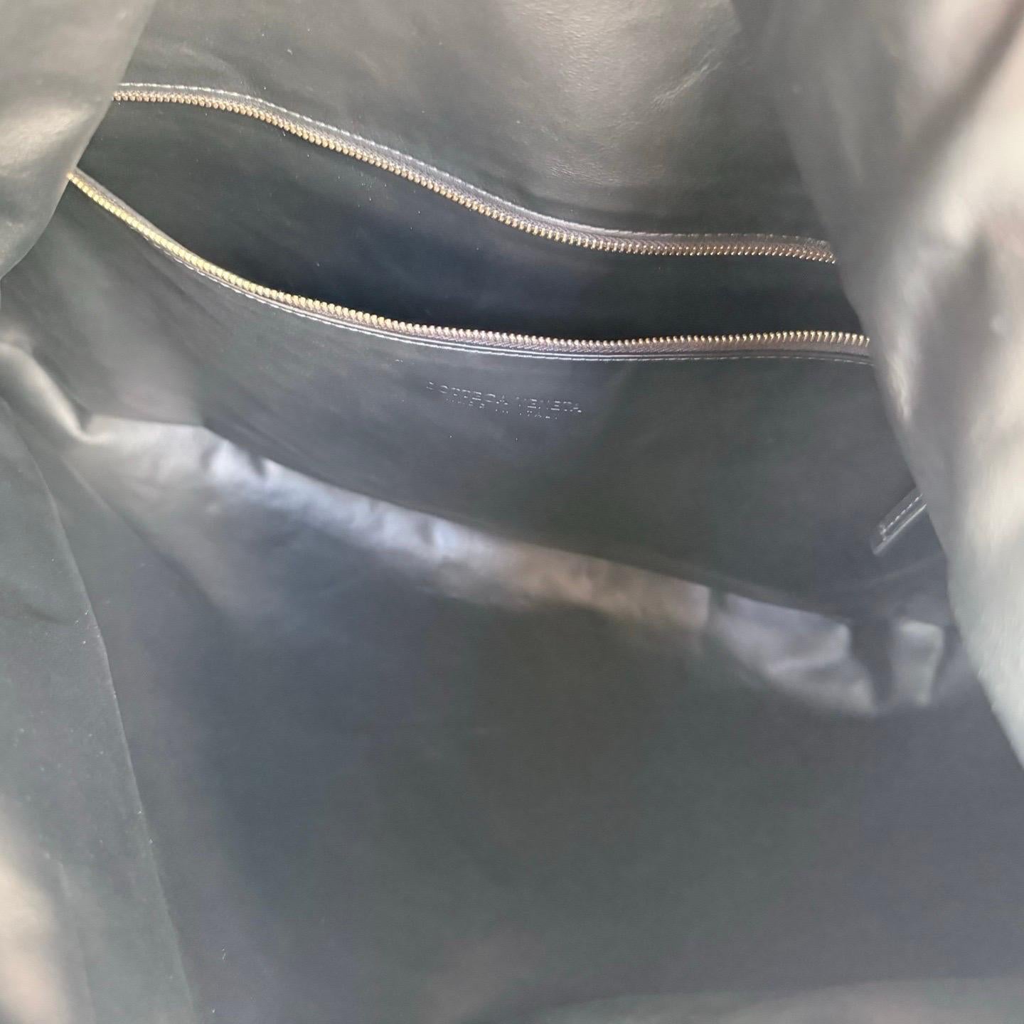 Bottega Veneta Hop Grand sac en cuir noir Intrecciato en vente 7