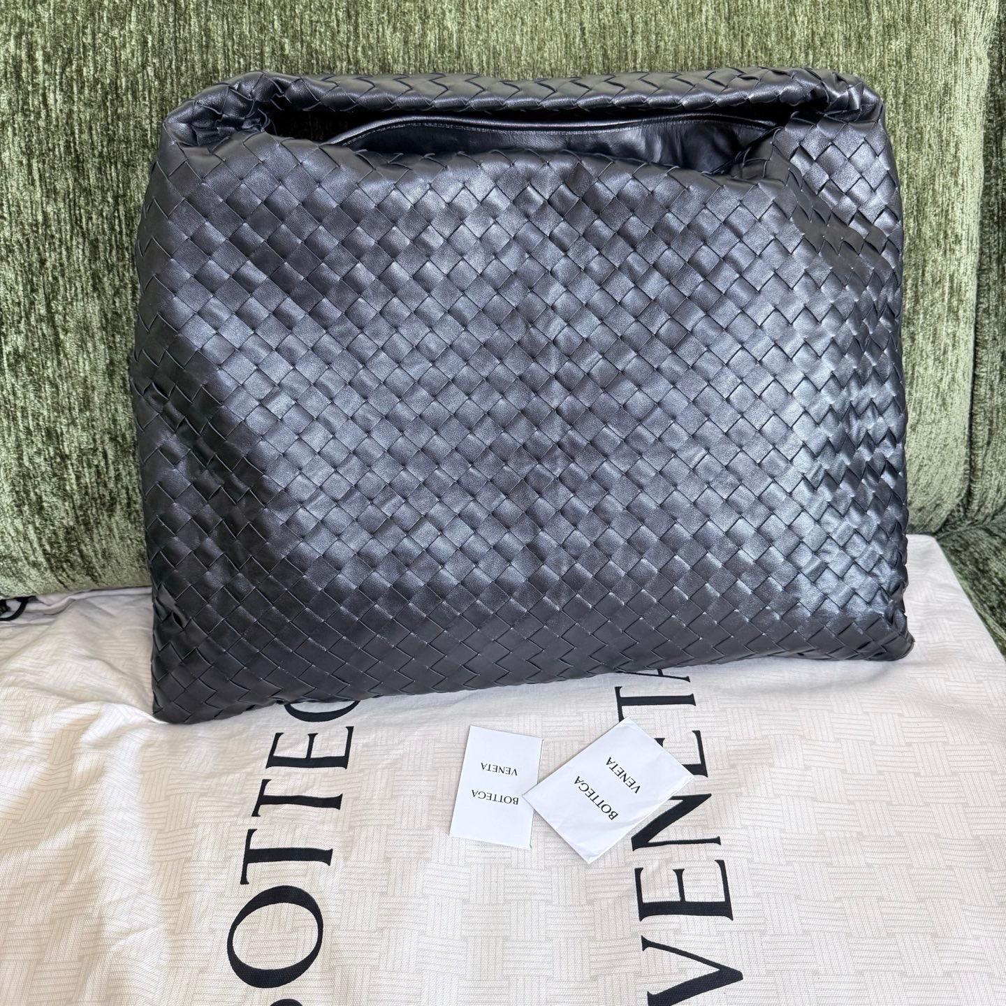 Bottega Veneta Hop Hobo large Leather Chocolate Brown
  Il s'agit de photos professionnelles du sac.
  Ce sac Bottega Veneta est une pièce de luxe exceptionnelle, réalisée en cuir d'agneau emblématique avec le tissage Intrecciato immédiatement