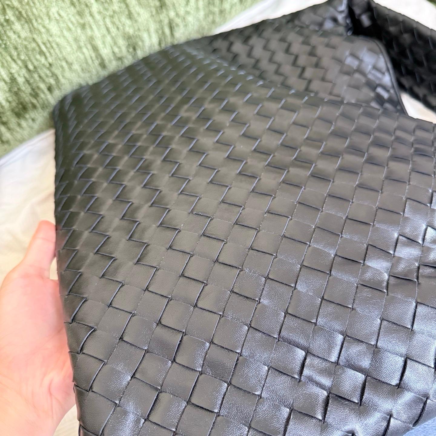 Bottega Veneta Hop Grand sac en cuir noir Intrecciato Neuf - En vente à AUBERVILLIERS, FR