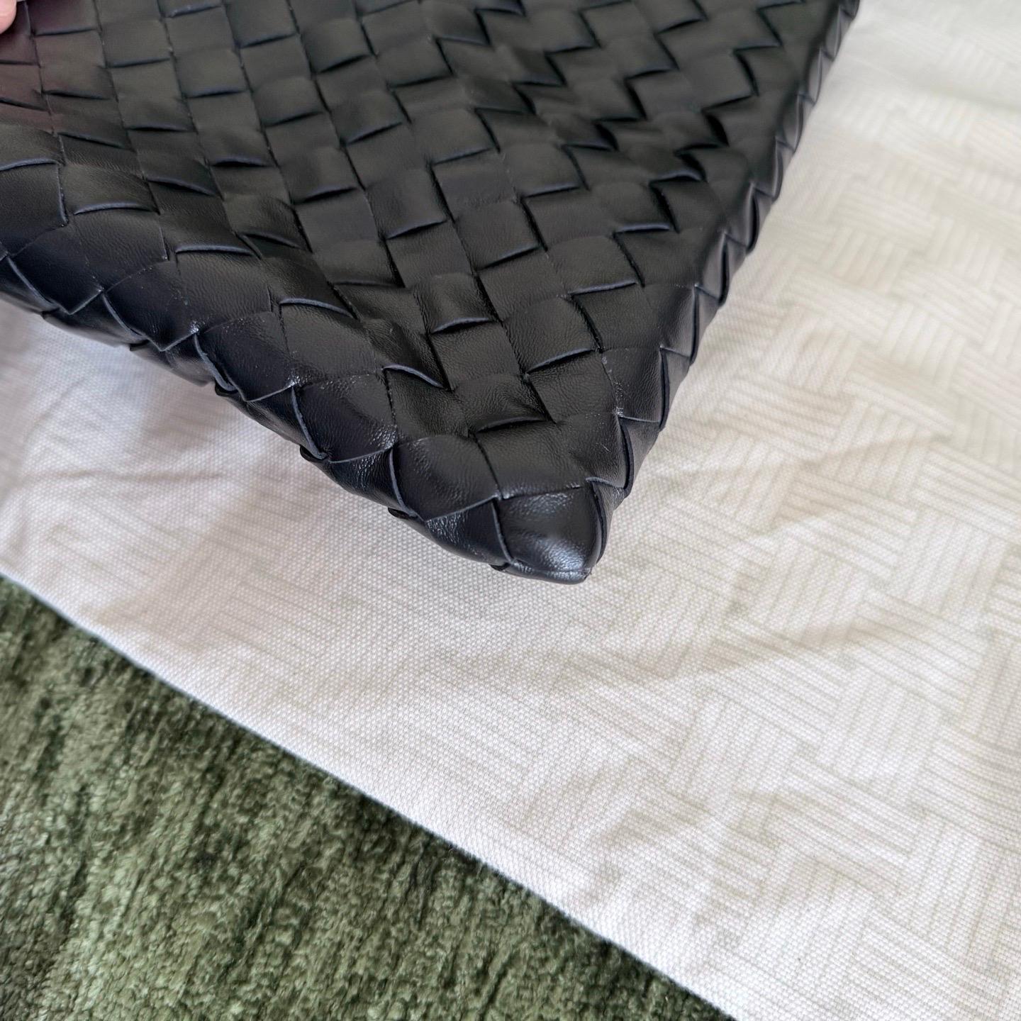 Bottega Veneta Hop Grand sac en cuir noir Intrecciato en vente 1