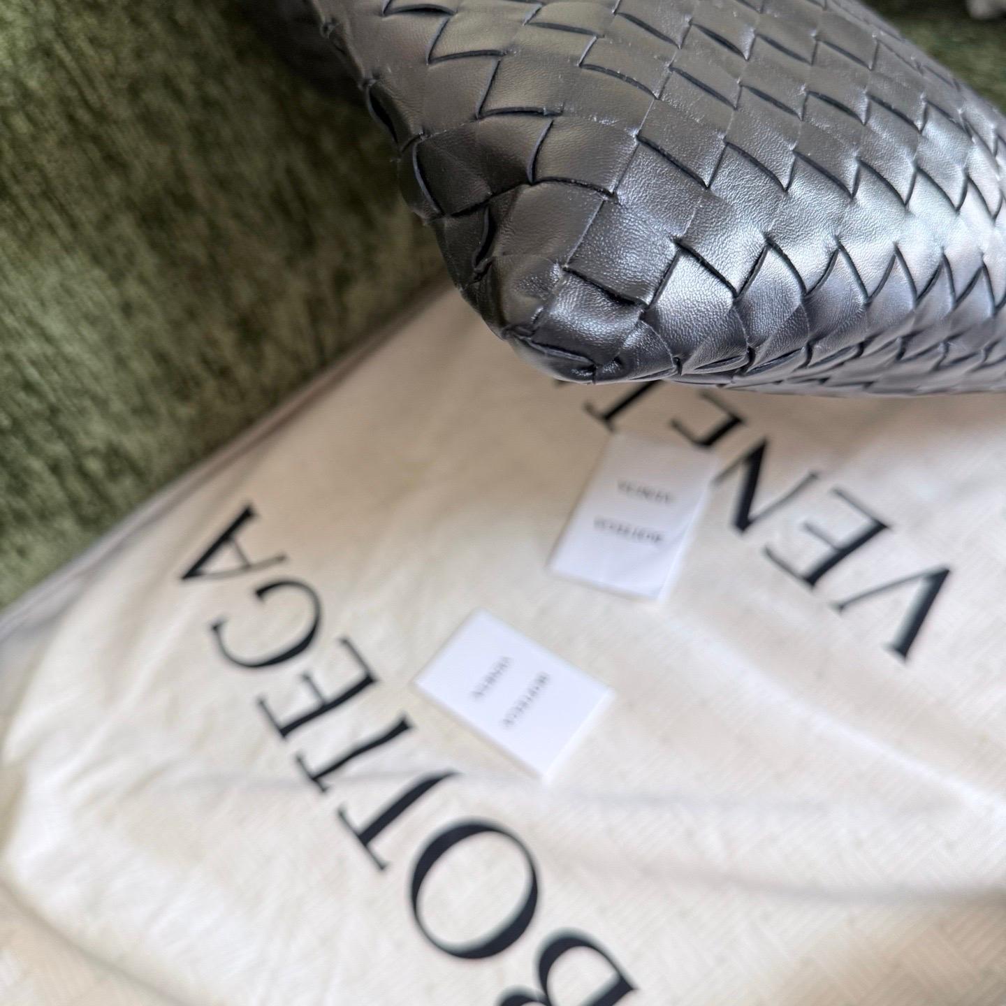 Bottega Veneta Hop Grand sac en cuir noir Intrecciato en vente 4