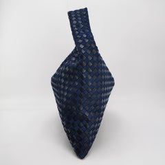 Bottega Veneta Hop Large: borsa hobo Intrecciato in pelle e denim blu navy, 55 cm